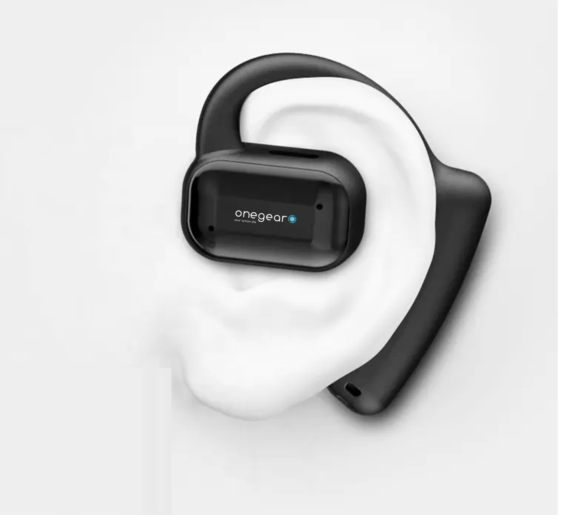 Un'immagine in bianco e nero di un orecchio con un auricolare nero. L'auricolare ha il marchio "onegear".