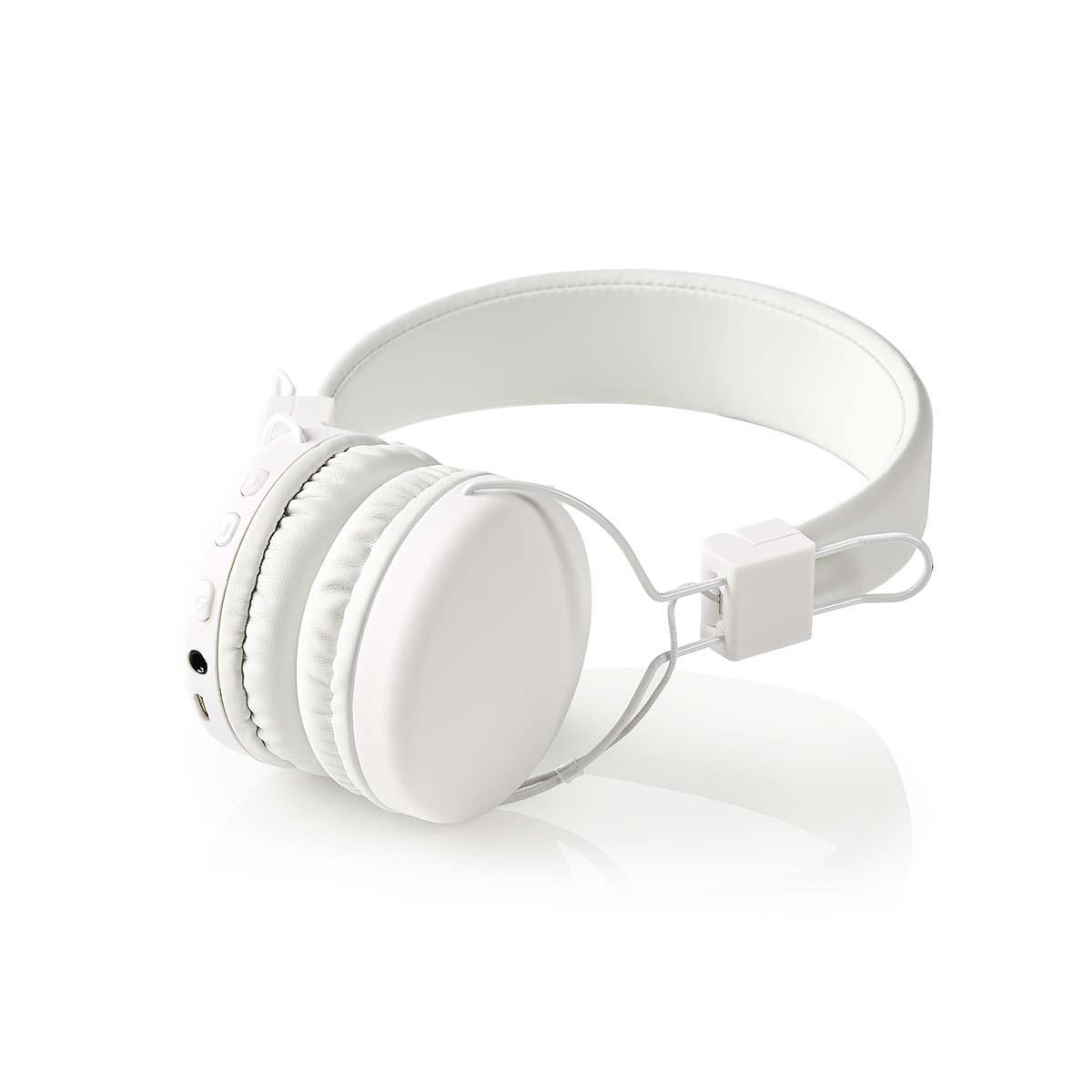 Weiße Kopfhörer auf weißem Hintergrund. Die Kopfhörer haben ein Over-Ear-Design mit gepolstertem Kopfband und Ohrmuscheln und einem Kabel.