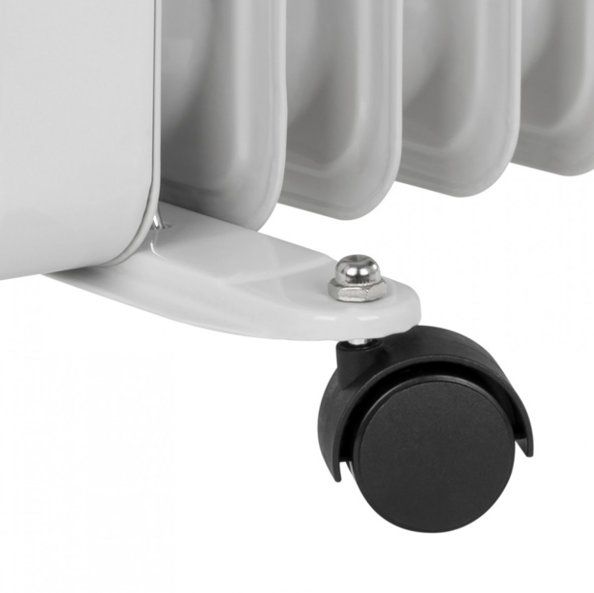 Zbliżenie białego grzejnika z czarnym kółkiem. Kółko jest przymocowane do podstawy grzejnika.