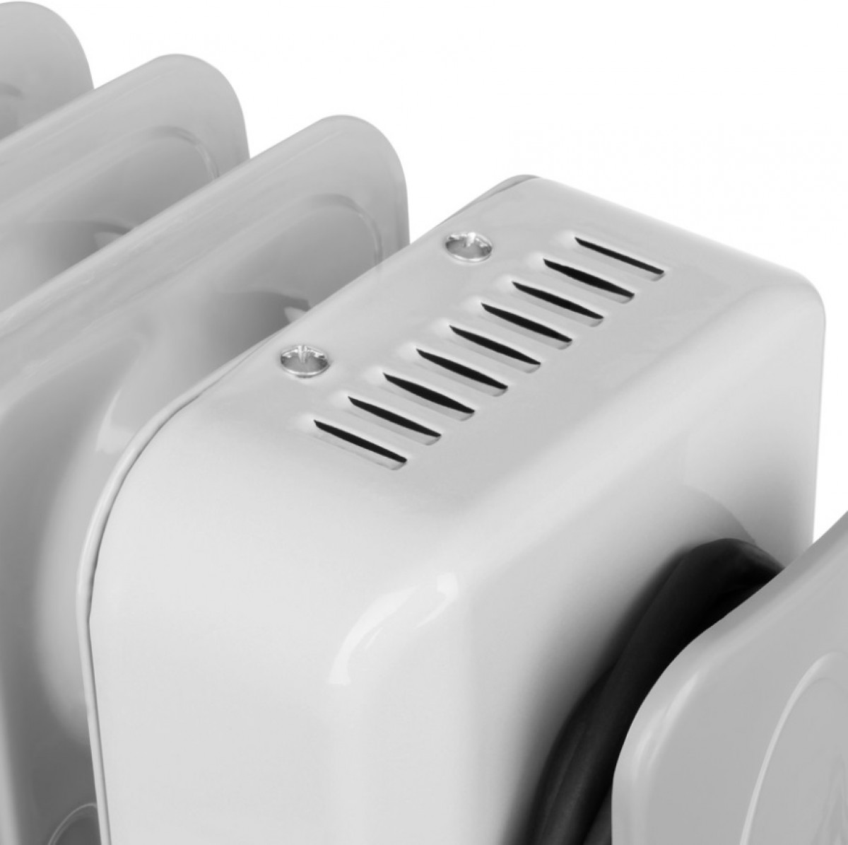 Zbliżenie białego grzejnika olejowego. Zawiera otwory wentylacyjne, śruby i zaokrąglone krawędzie. Tło jest białe.