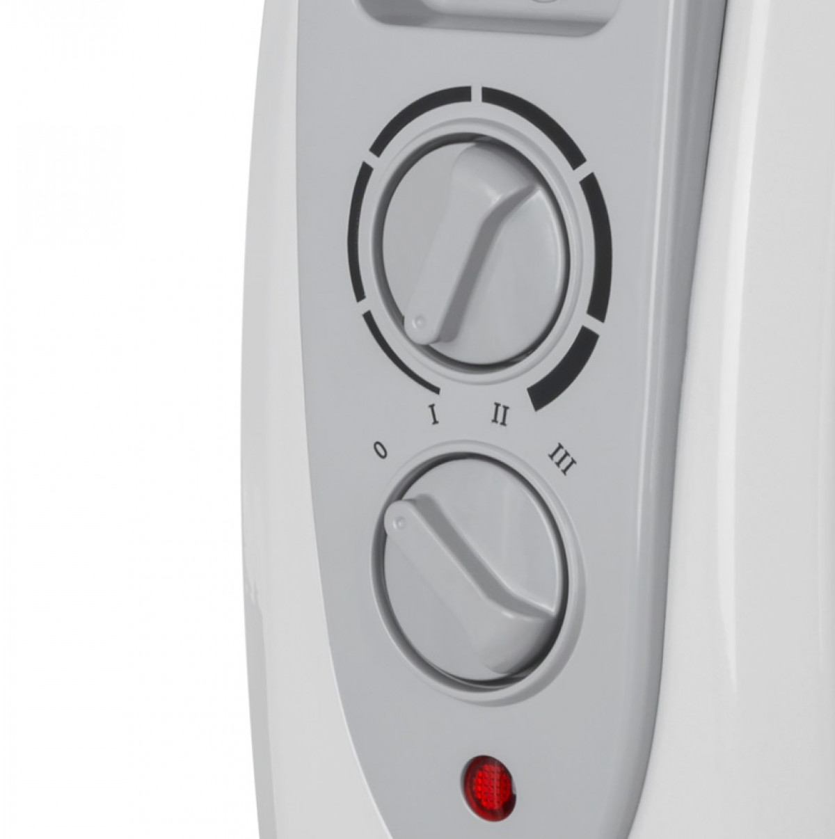 Zbliżenie białego panelu sterowania grzejnika elektrycznego. Ma dwa pokrętła, czerwone światło i cyfry 0, I, II, III.