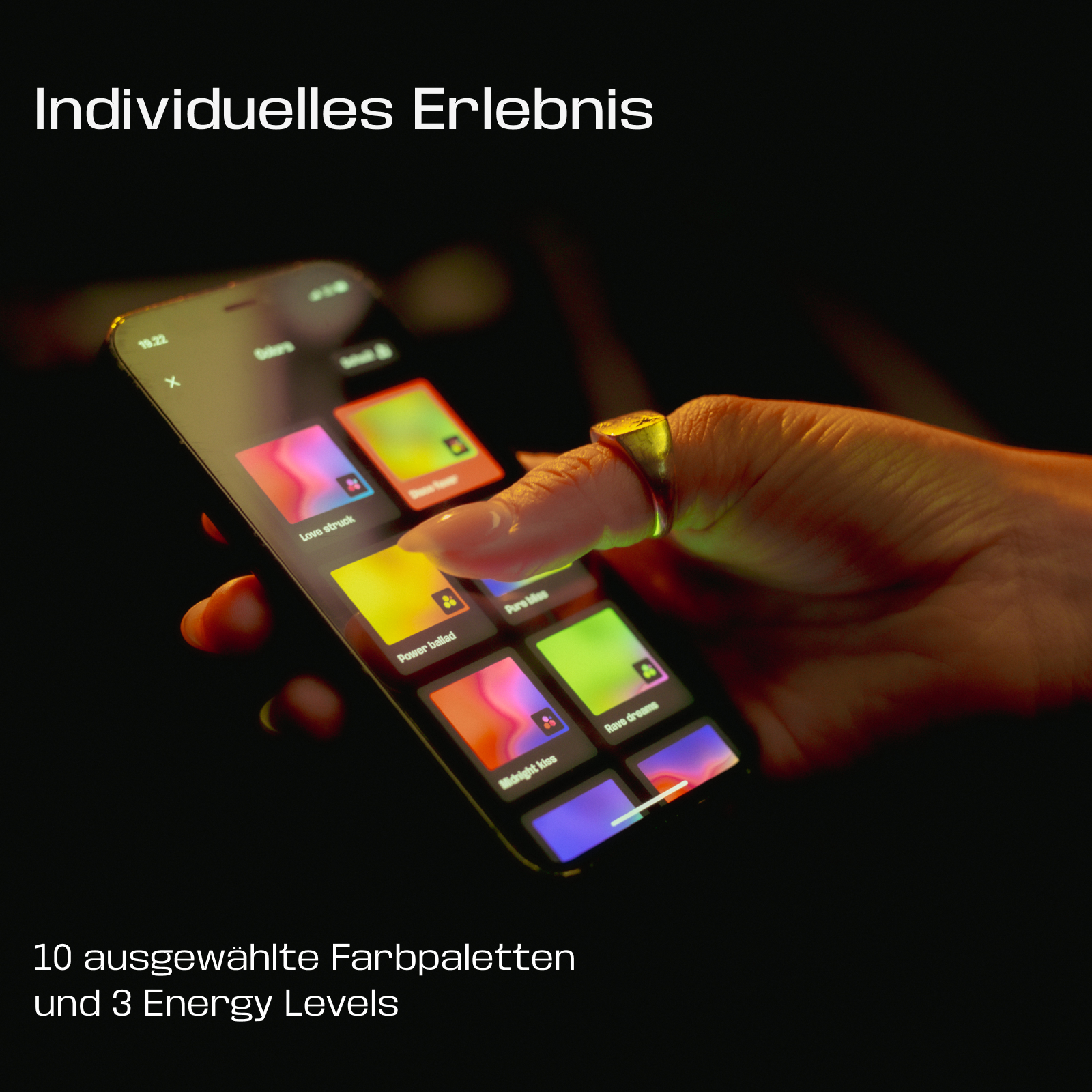 Eine Hand, die ein Telefon mit Farbpaletten hält. Ein goldener Ring am Finger. Der Text lautet 10 Paletten und 3 Ebenen.