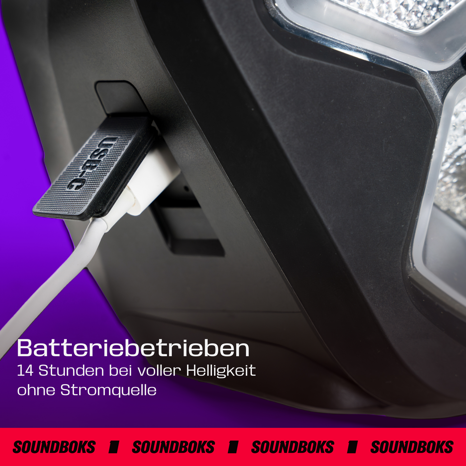 Nahaufnahme eines schwarzen Geräts mit eingestecktem USB-C-Kabel. Das Gerät hat ein helles Licht und den Text 'Batteriebetrieben'.