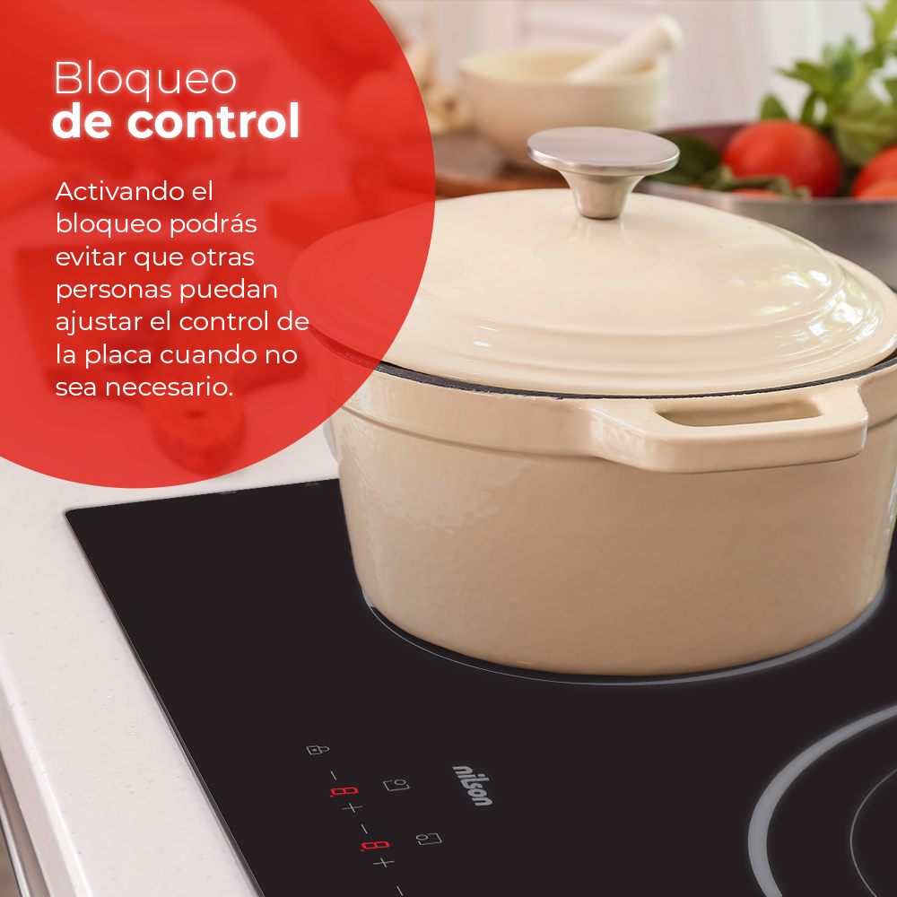 Una olla beige sobre una estufa negra. Texto en español describe la función de bloqueo de control. Ambiente de cocina con tomates y otros elementos.