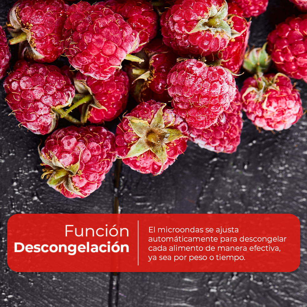 Primer plano de frambuesas rojas frescas con tallos verdes sobre una superficie de madera oscura. Un rectángulo rojo con texto sobre descongelación.