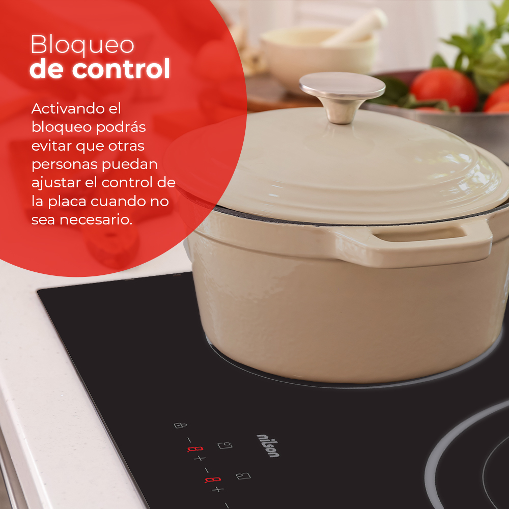 Una olla beige sobre una estufa negra. Texto en español: bloqueo de control. En el fondo, un mortero, tomates.