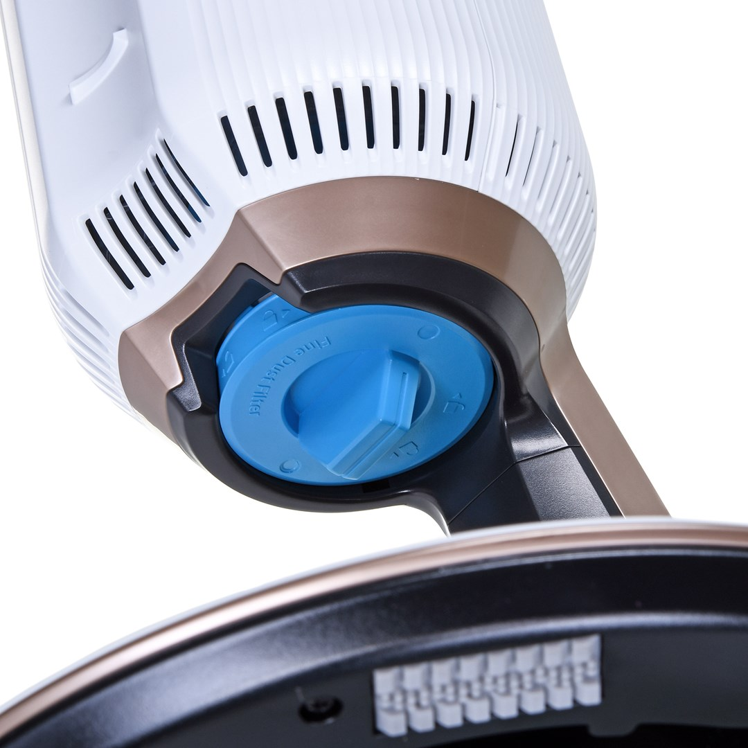 Zbliżenie odkurzacza. Widoczny niebieski filtr, z białymi i brązowymi akcentami. Dolna część jest czarna.