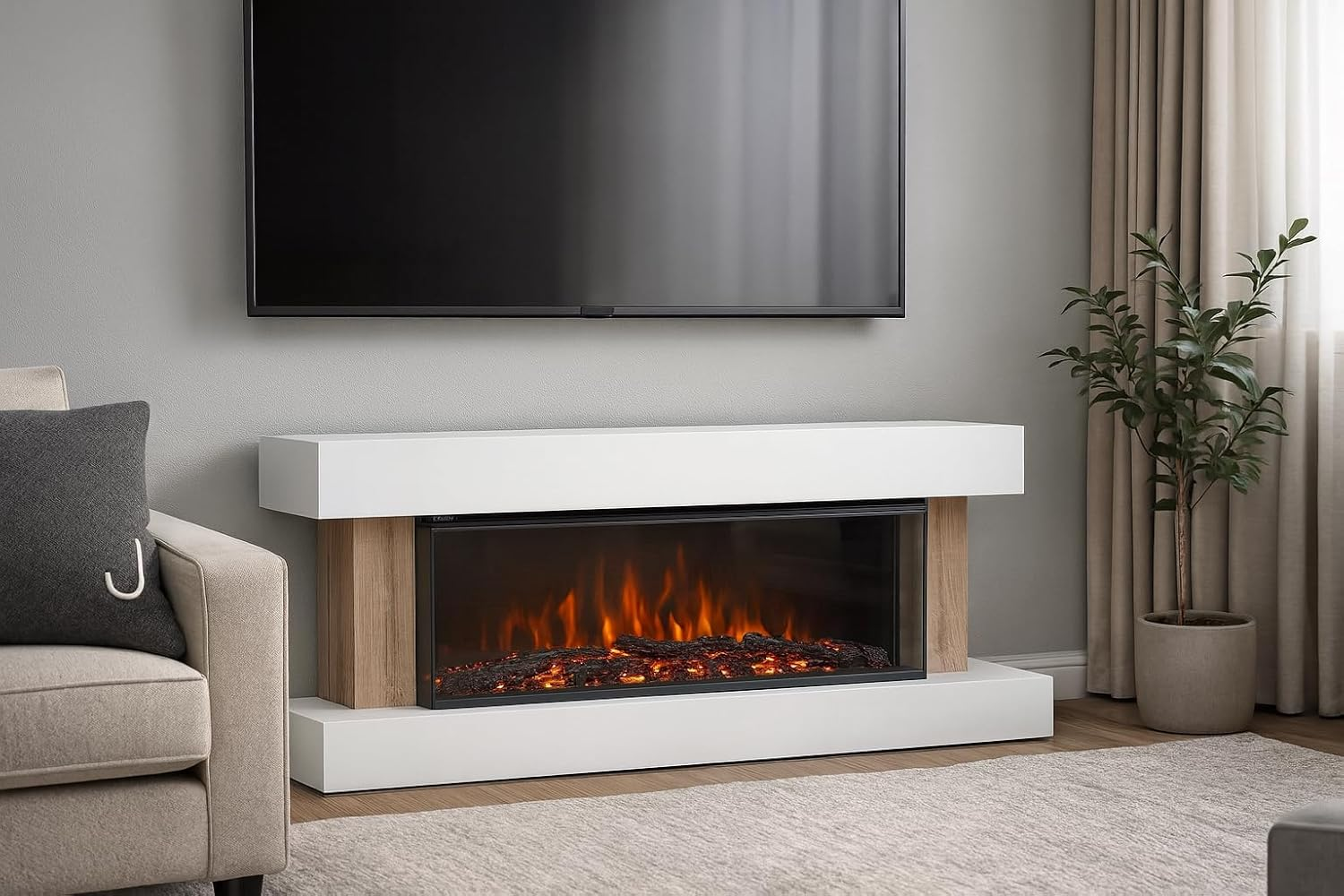 Una chimenea moderna con llamas, TV arriba. Sofá beige con cojín gris a la izquierda. Planta y cortinas a la derecha.