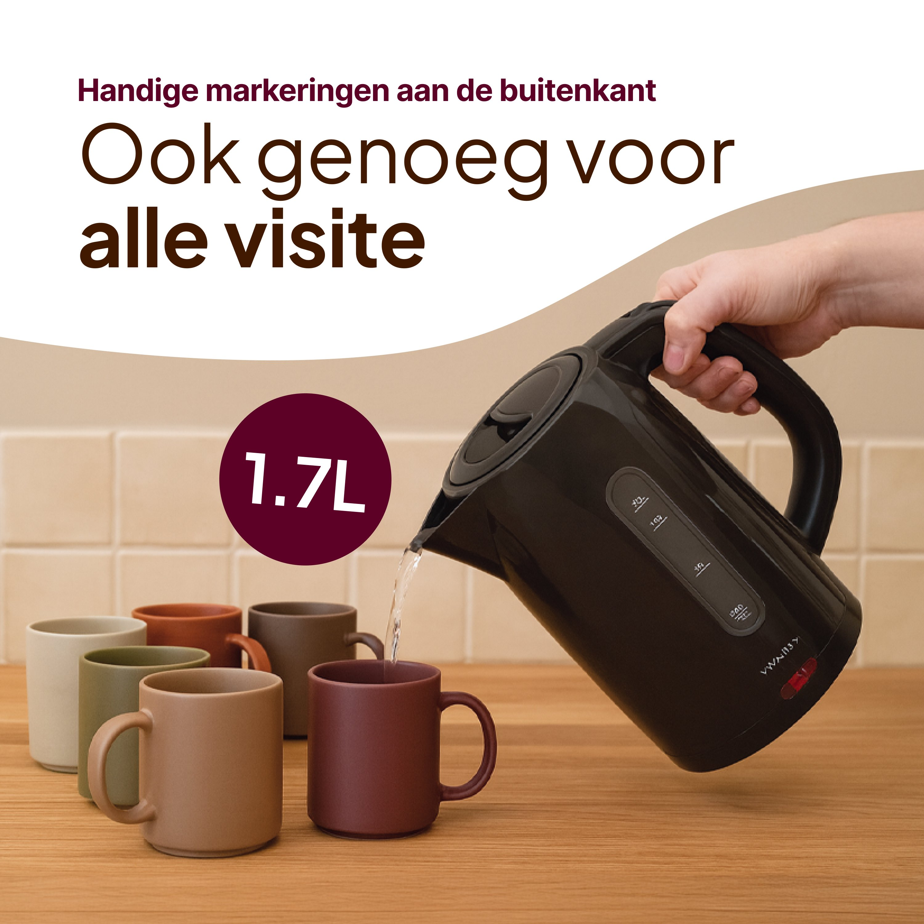 Een zwarte waterkoker giet water in een mok. Verschillende mokken in verschillende kleuren staan op het houten oppervlak.