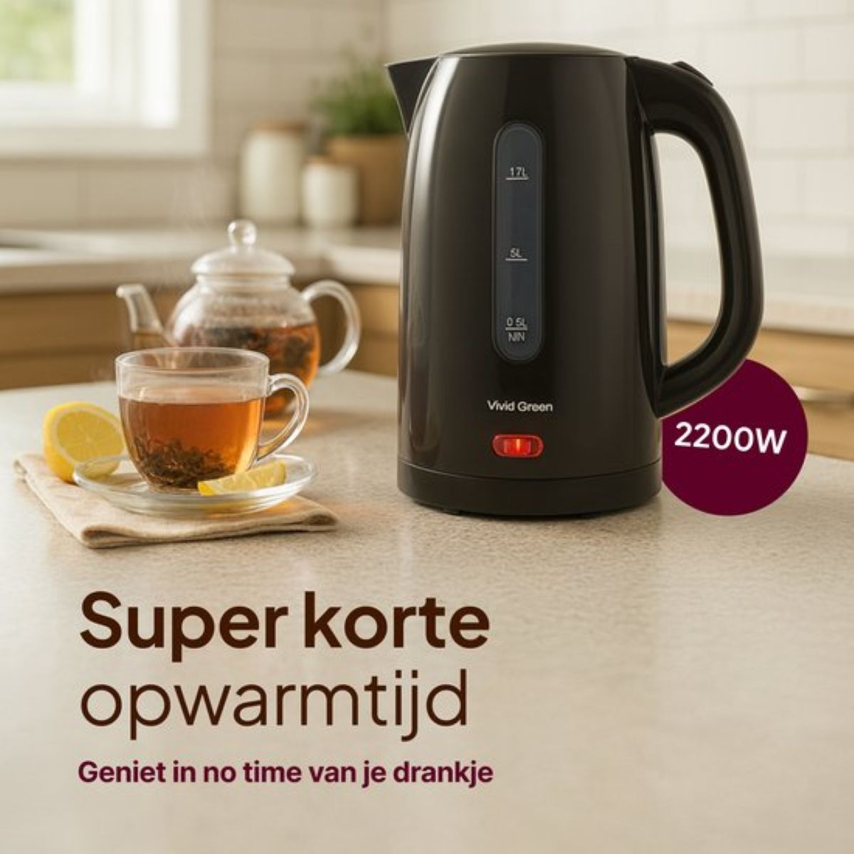 Een zwarte elektrische waterkoker, thee in een glas met citroen en een glazen theepot op een tafel. Tekst: Super korte opwarmtijd.