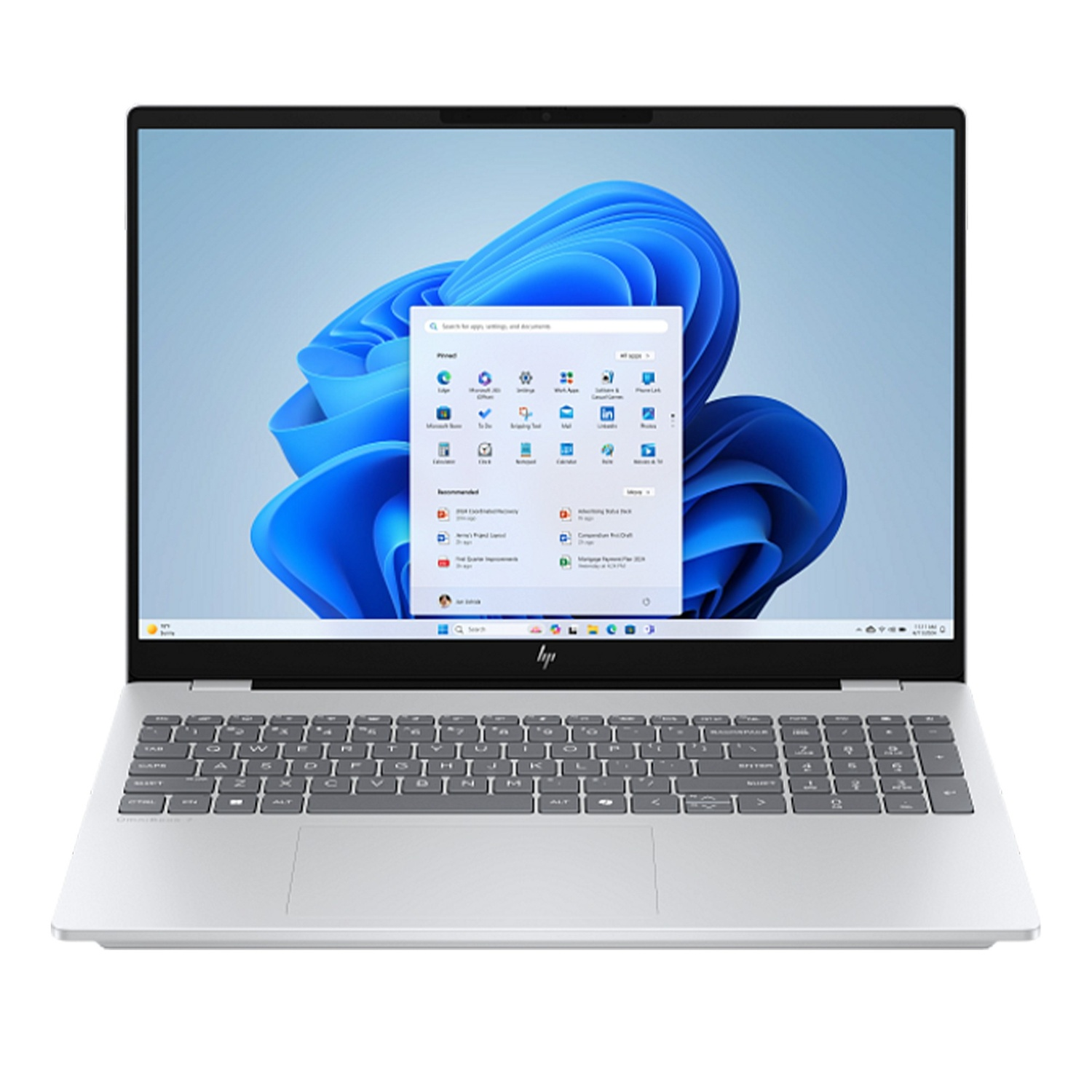 Gümüş renkli bir HP dizüstü bilgisayar açık. Ekran, simgeler ve mavi bir arka plan ile bir Windows 11 arayüzünü görüntülüyor. Klavye görünür durumda.