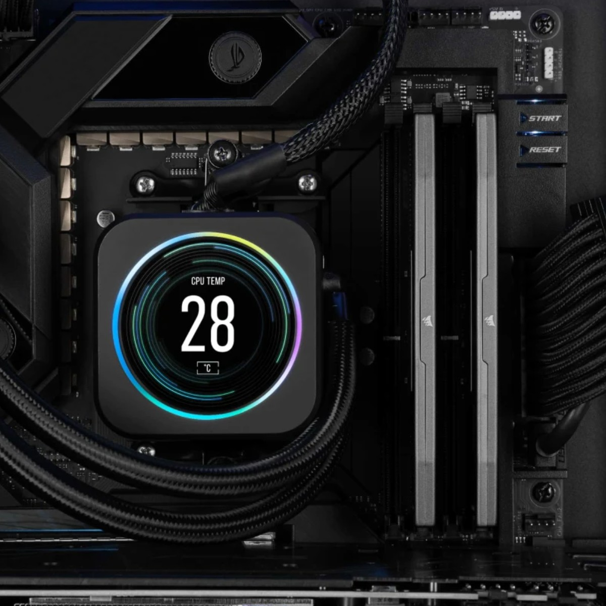 Ein CPU-Kühler eines Computers mit einem Bildschirm, der 28 Grad Celsius anzeigt. RAM-Riegel und andere Komponenten sind ebenfalls sichtbar.