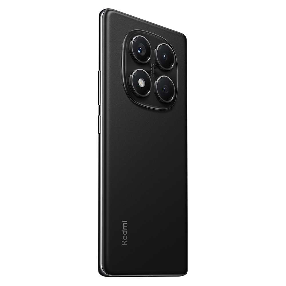 Siyah bir akıllı telefon, arka görünüm, hafif açılı. Dört kamera merceği, bir Redmi logosu ve metal bir çerçeveye sahip.
