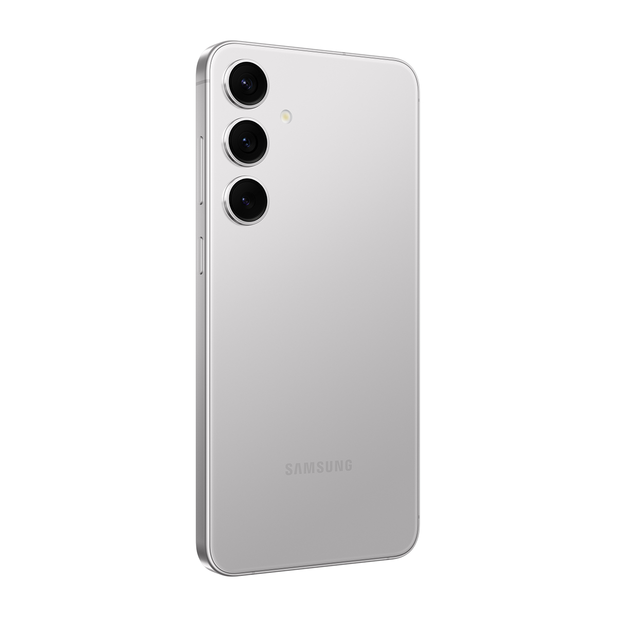 Beyaz zemin üzerinde üç kameralı, gümüş renkli bir akıllı telefon sergileniyor. "Samsung" markası görünür durumda.
