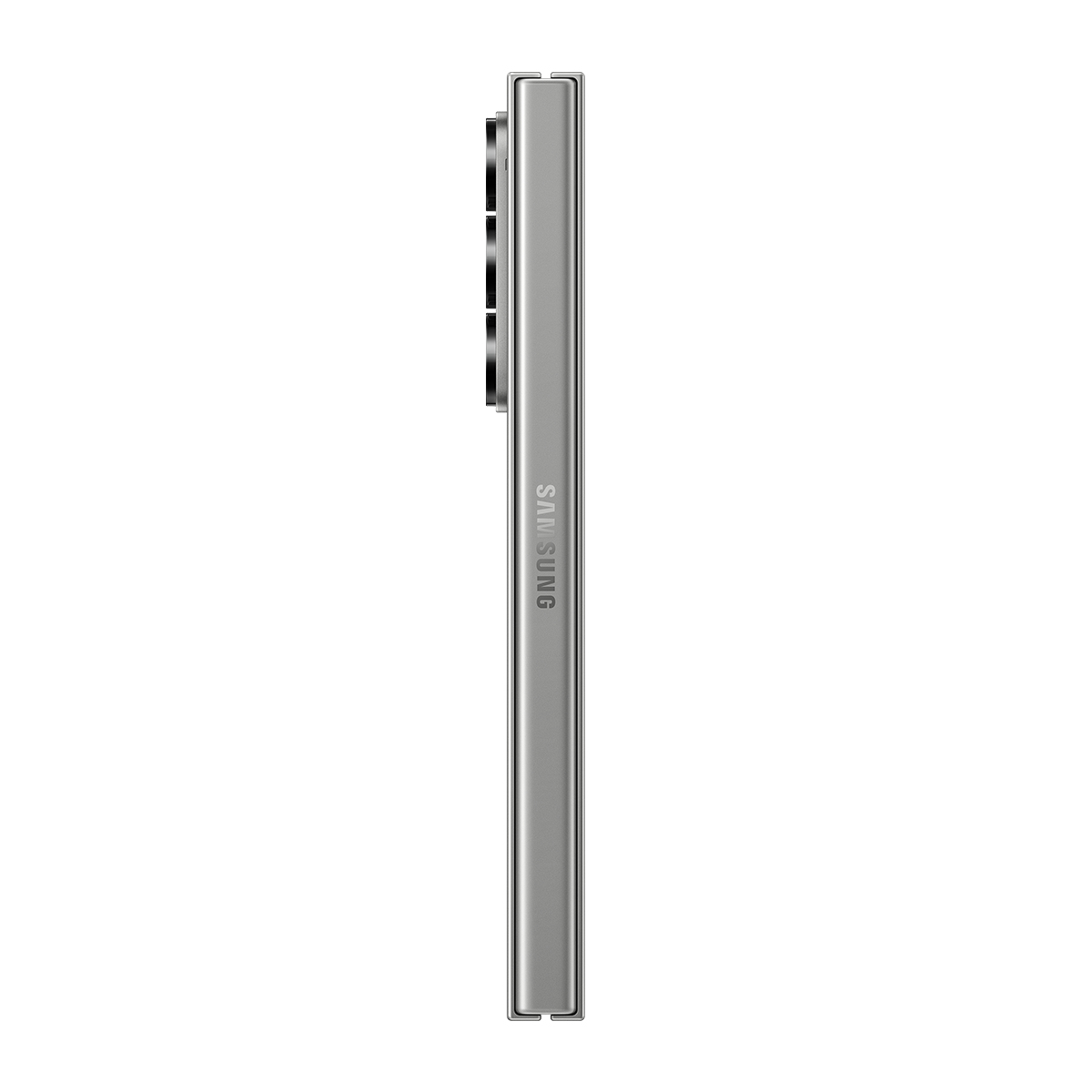 Gümüş renkli bir Samsung telefonun yan görünümü. Telefon, Samsung logosu görünür şekilde uzun ve incedir. Kamera üst kısımda.
