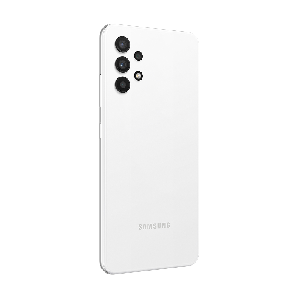 Çoklu kamera lensli beyaz bir Samsung telefonun arkası. Samsung logosu altta. Telefon beyaz bir arka plan üzerinde.