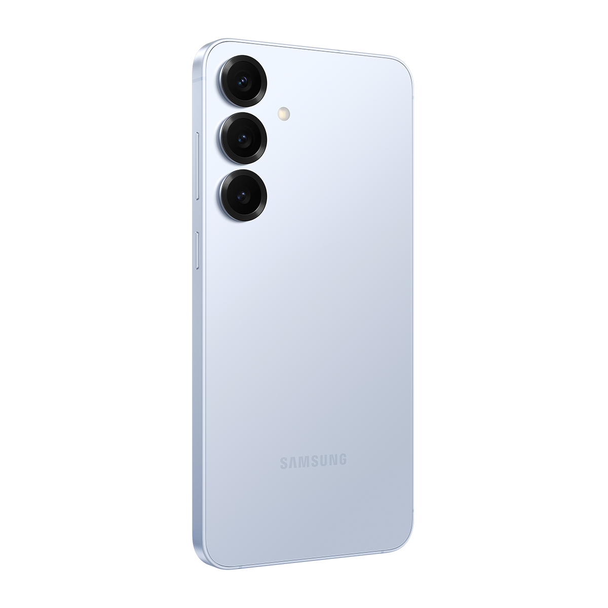 Açık mavi bir Samsung telefonun arka görünümü, üç kamera merceği, bir flaş ve markanın logosu. Arka plan beyaz.