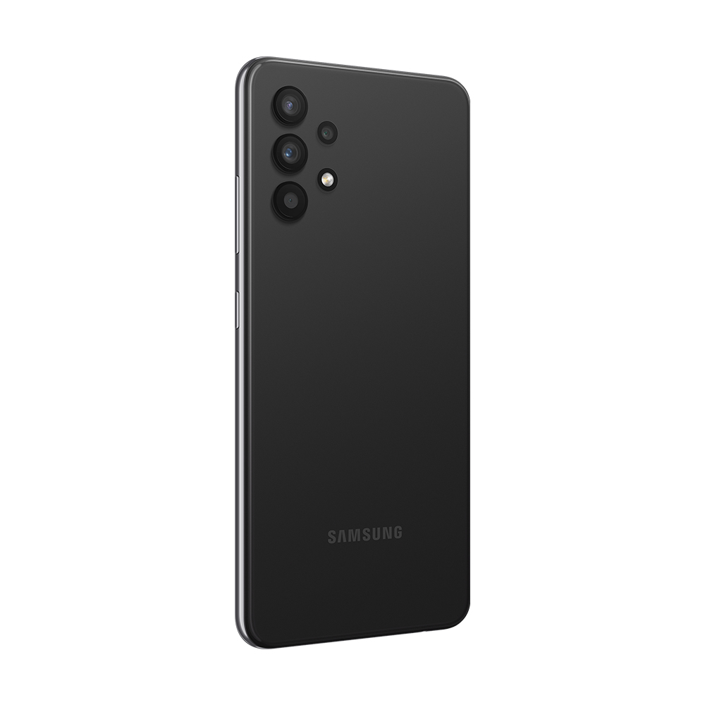 Çoklu arka kameraya sahip siyah bir akıllı telefon beyaz bir arka plan üzerinde sergileniyor.