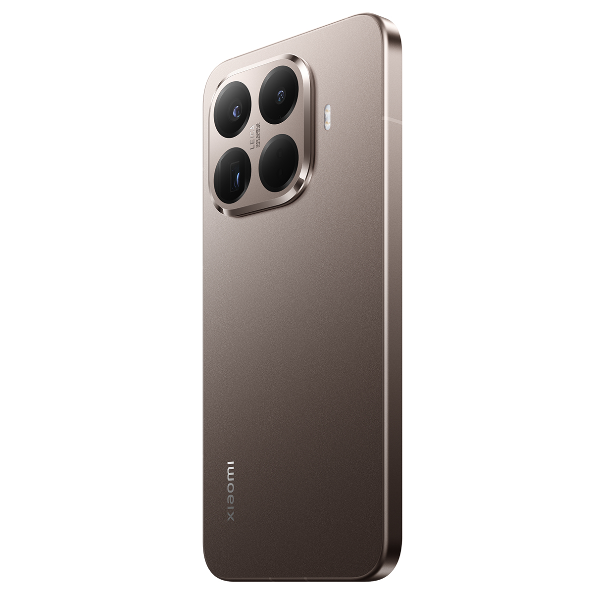 Açılı bir bronz Xiaomi akıllı telefon gösteriliyor. Dört kamera lensi, bir flaşı ve Leica logosu var. Xiaomi kelimesi arkaya basılmıştır.