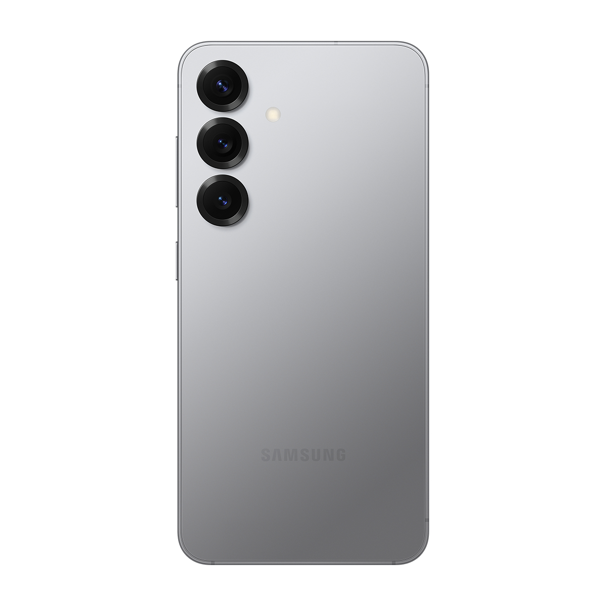 Gümüş renkli Samsung akıllı telefonun arkası. Üç kamera lensi, bir flaş ve marka adı görünür.