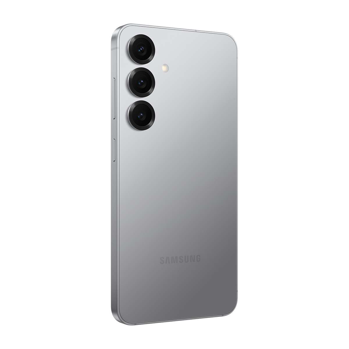 Beyaz zemin üzerinde üç kamerası ve flaşı olan gümüş renkli bir akıllı telefon. Marka Samsung'dur.