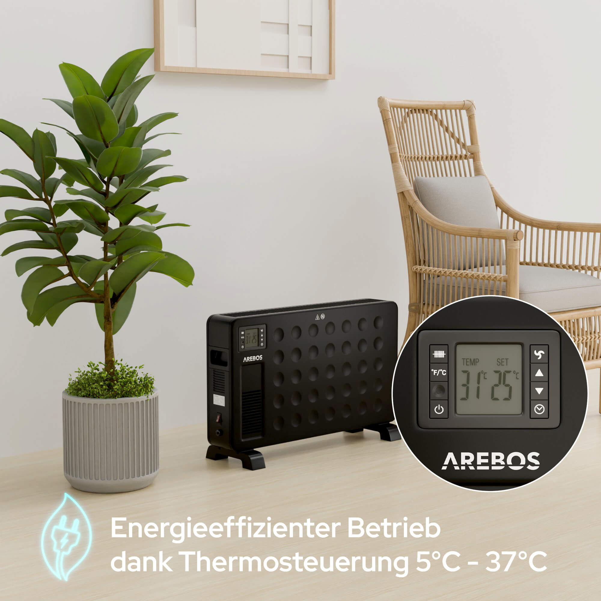 Ein schwarzer Arebos-Heizlüfter mit Digitalanzeige, eine Pflanze und ein Korbstuhl in einem Raum. Die Heizung zeigt 31 und 25 Grad.
