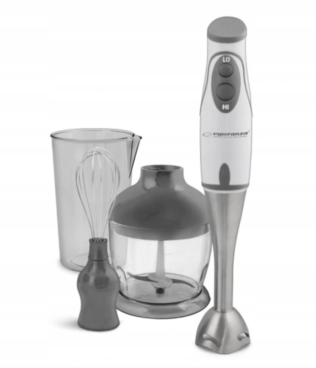 Biały i srebrny blender ręczny z akcesoriami. Zawiera kubek, rozdrabniacz i trzepaczkę. Wszystko na białym tle.