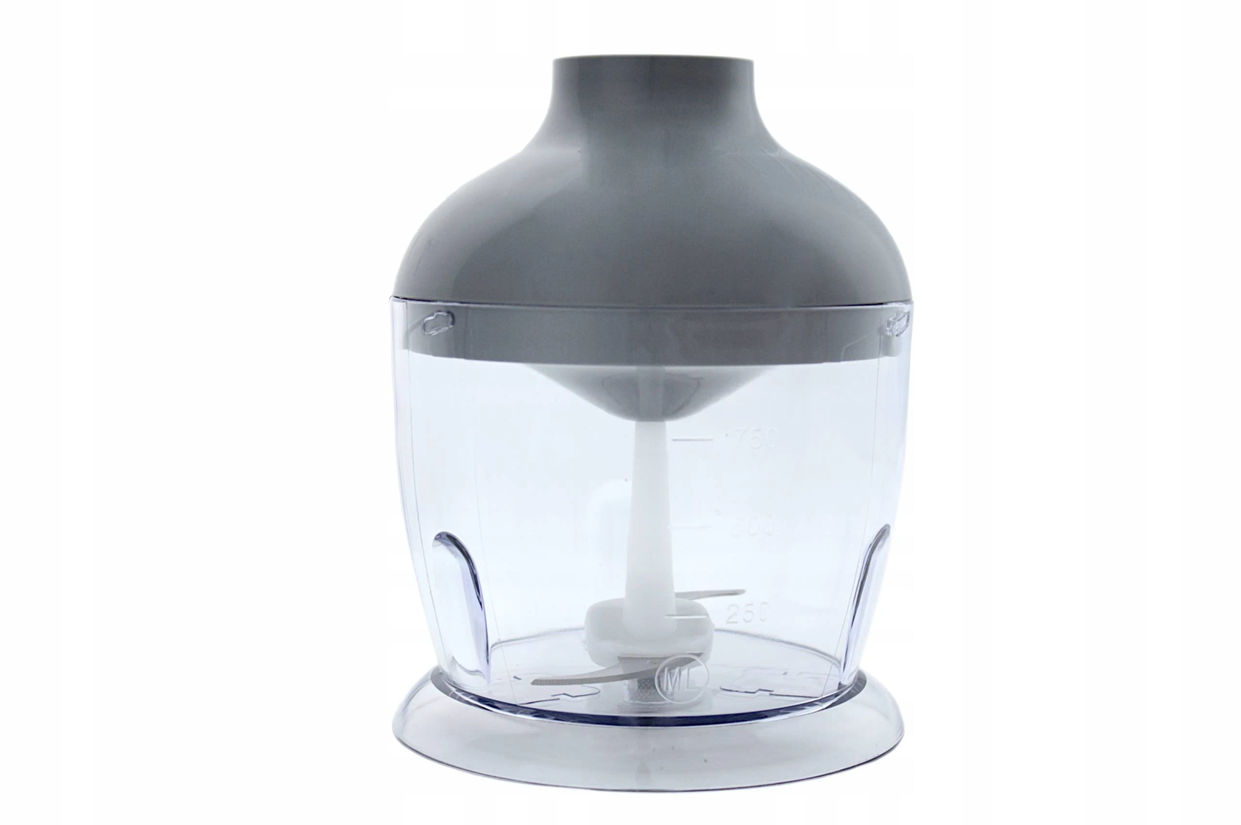 Szary i przezroczysty blender. Ma szarą górę i przezroczysty pojemnik z ostrzem na dole. Na białym tle.