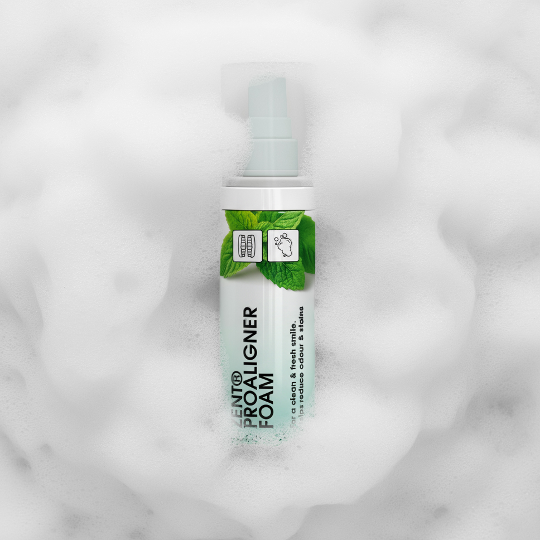 Miętowo-zielona butelka pianki Proaligner znajduje się w morzu białych bąbelków. Butelka ma białą etykietę i miętowo-zieloną nakrętkę.