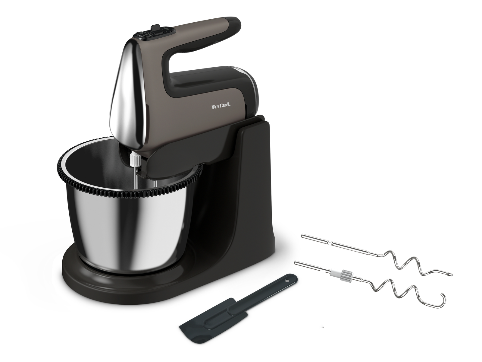 Mikser stojący Tefal ze srebrną misą, czarną podstawą i brązowym uchwytem. Zawiera trzepaczki i szpatułkę.