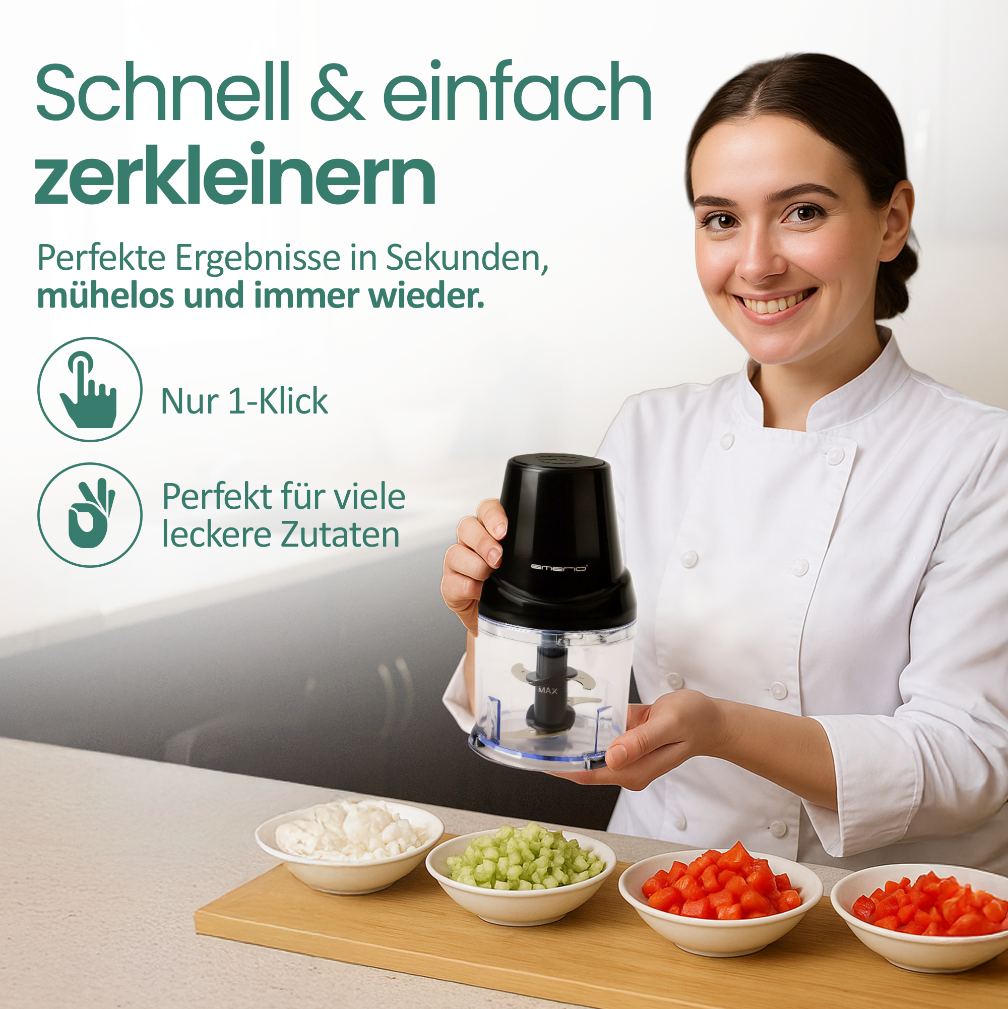 Eine Frau hält einen schwarzen Zerkleinerer. Schalen mit gehacktem Gemüse sind vor ihr.