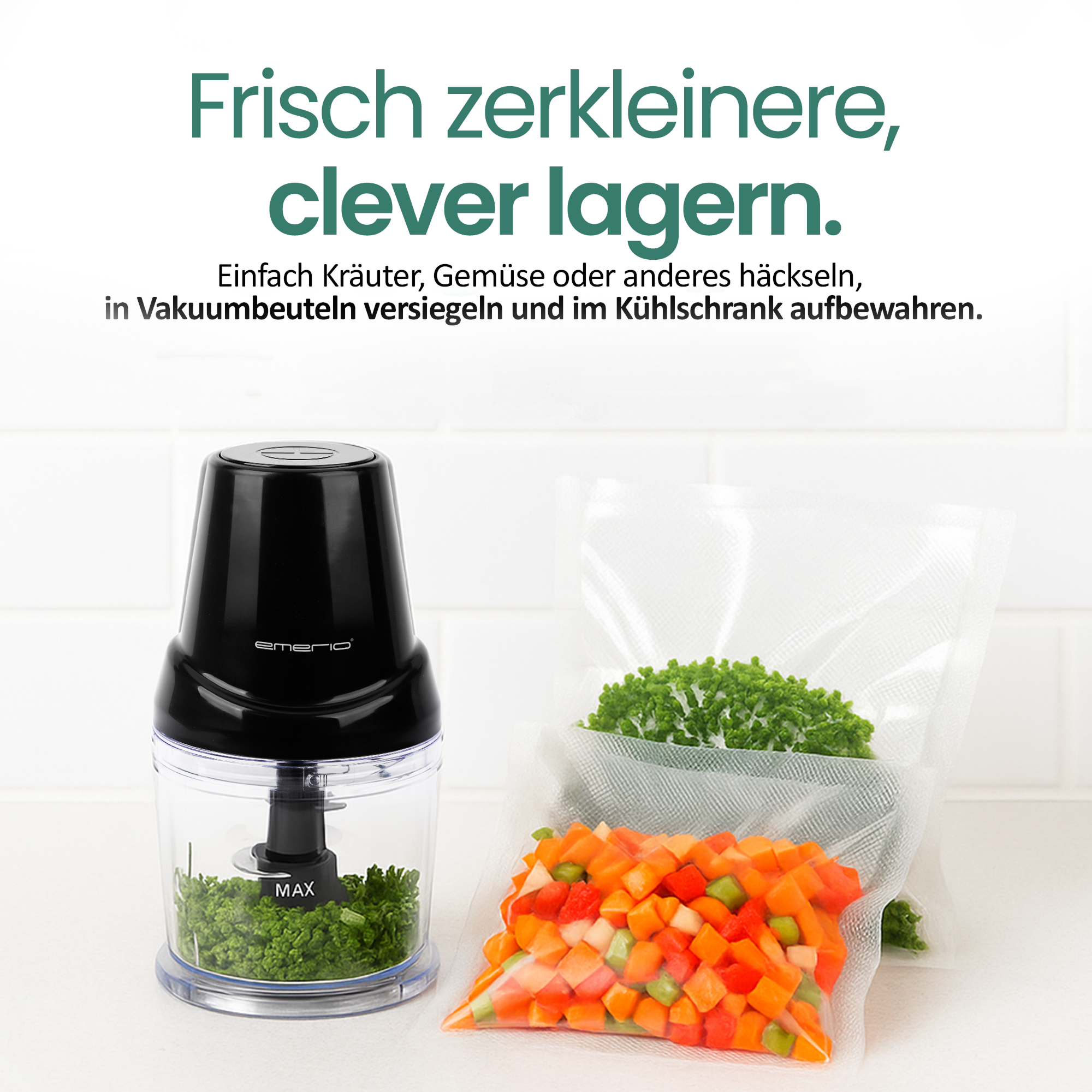 Ein schwarzer Zerkleinerer mit gehackter Petersilie und Gemüsebeuteln. Text: 'Frisch zerkleinere, clever lagern'.