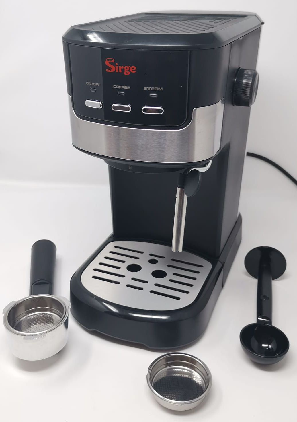 Macchina per espresso Sirge nera e argento con accessori: portafiltro, cucchiaio e filtro. Pulsanti On/Off, caffè e vapore.