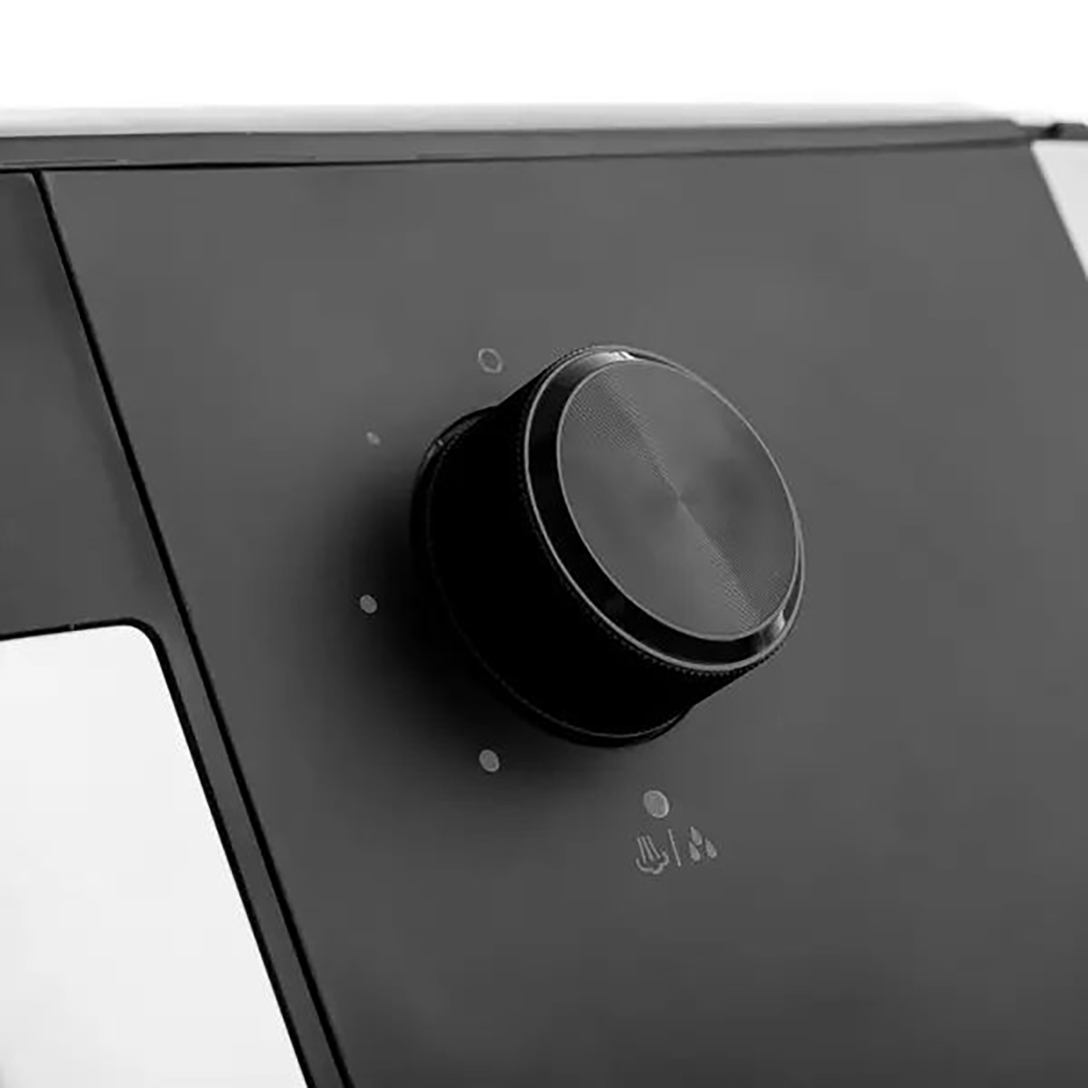 Primo piano di un pannello di controllo nero con una manopola grande e rotonda. Ci sono spie e simboli. Il pannello è angolato.
