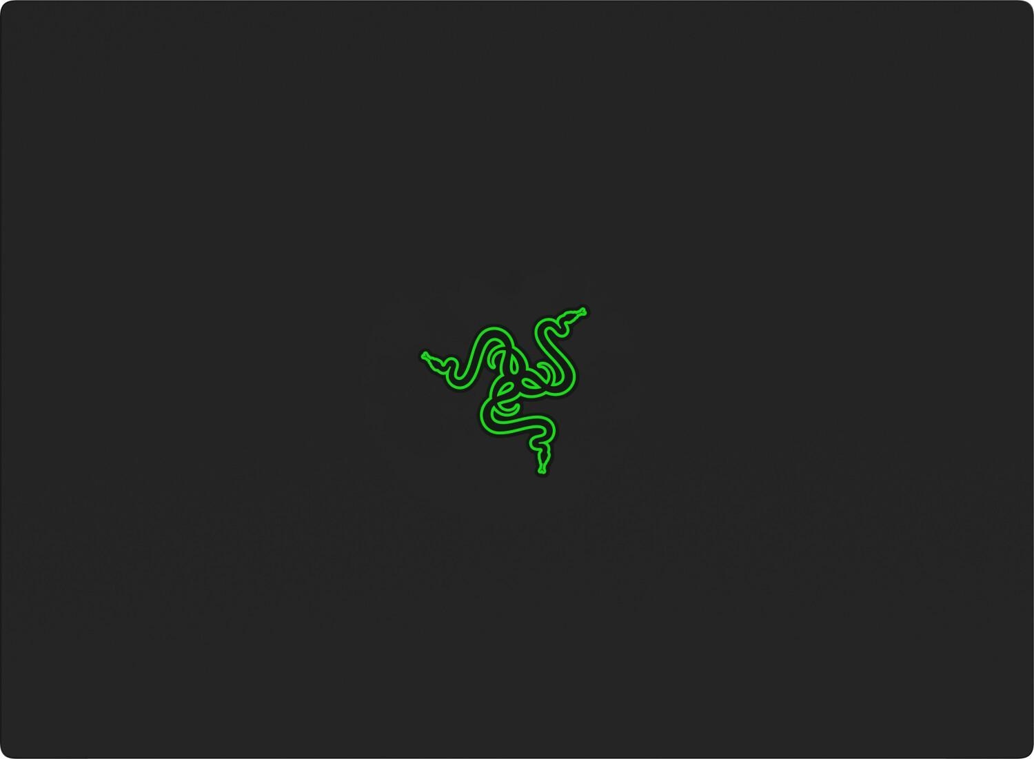 Czarna podkładka pod mysz Razer z zielonym logo Razer w środku, stylizowany wąż. Tło jest czarne.