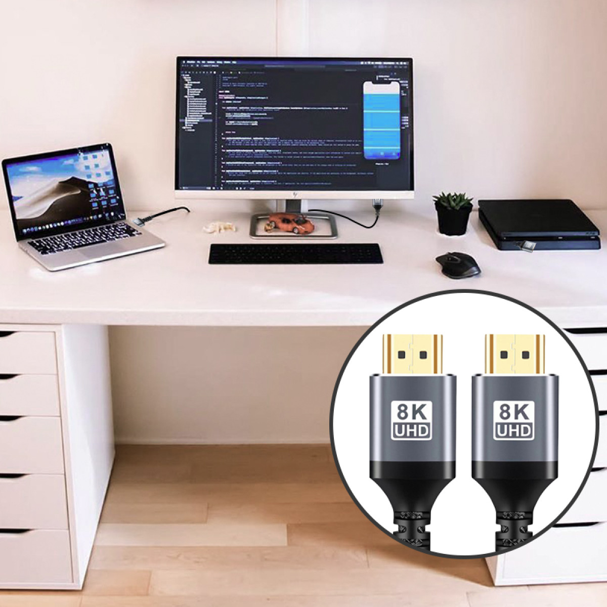 Biurko z laptopem, monitorem, klawiaturą, myszką i kablami HDMI. Na biurku model samochodu.