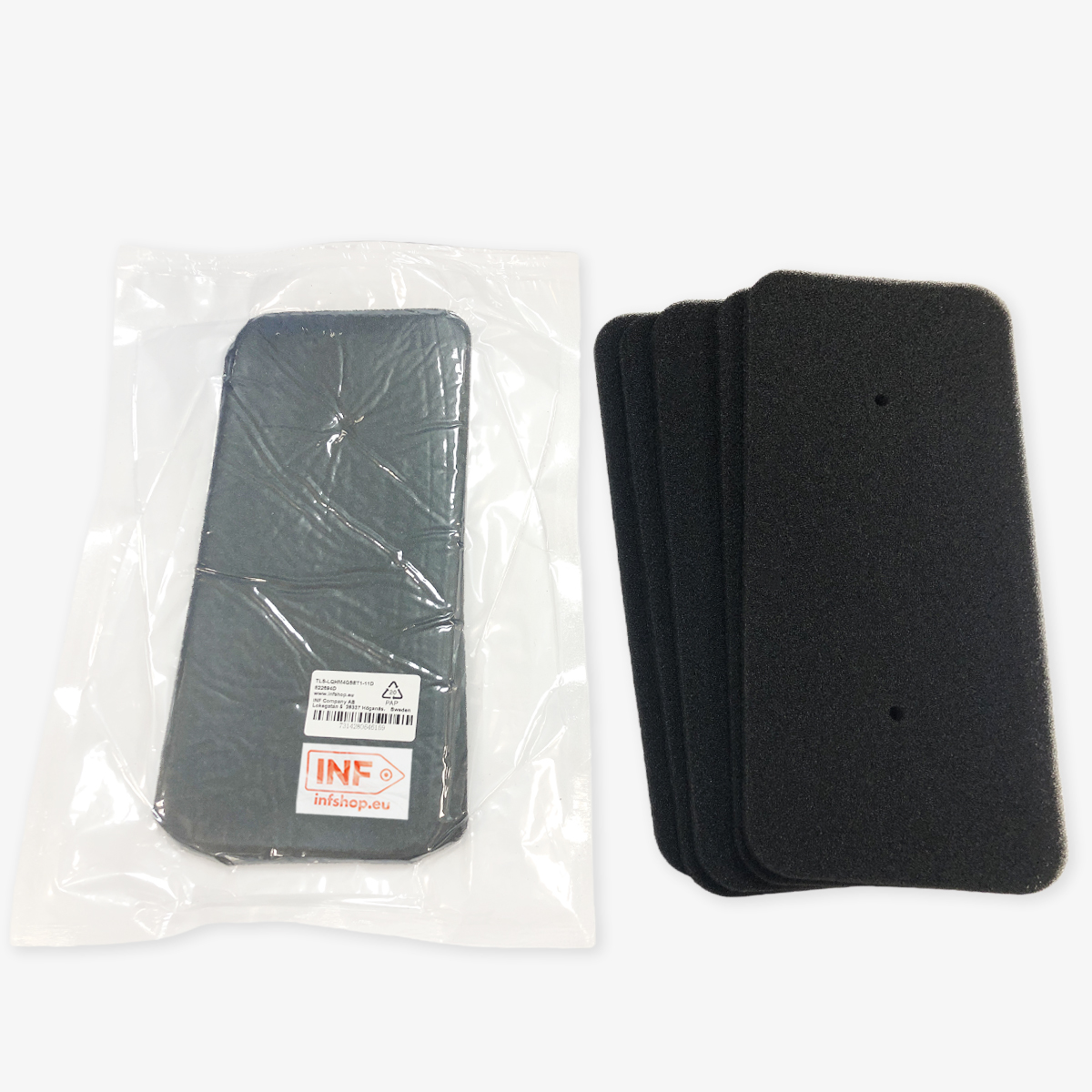 Opakowanie z ciemnoszarym przedmiotem i stos czarnych filtrów piankowych na białej powierzchni.