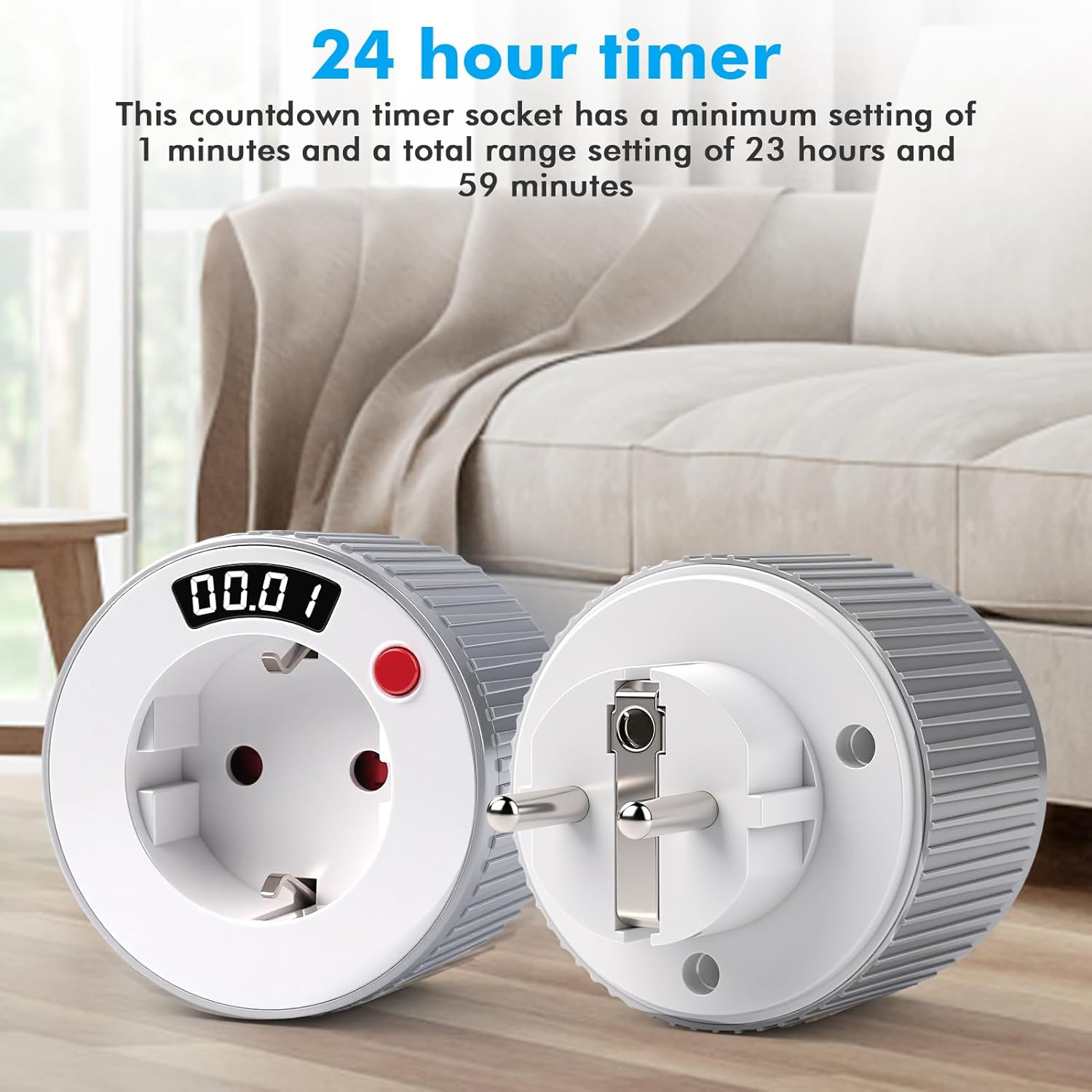 Ein weiß-grauer 24-Stunden-Timer-Sockel mit roter Taste und Zeitanzeige. Im Hintergrund ist ein Sofa zu sehen.