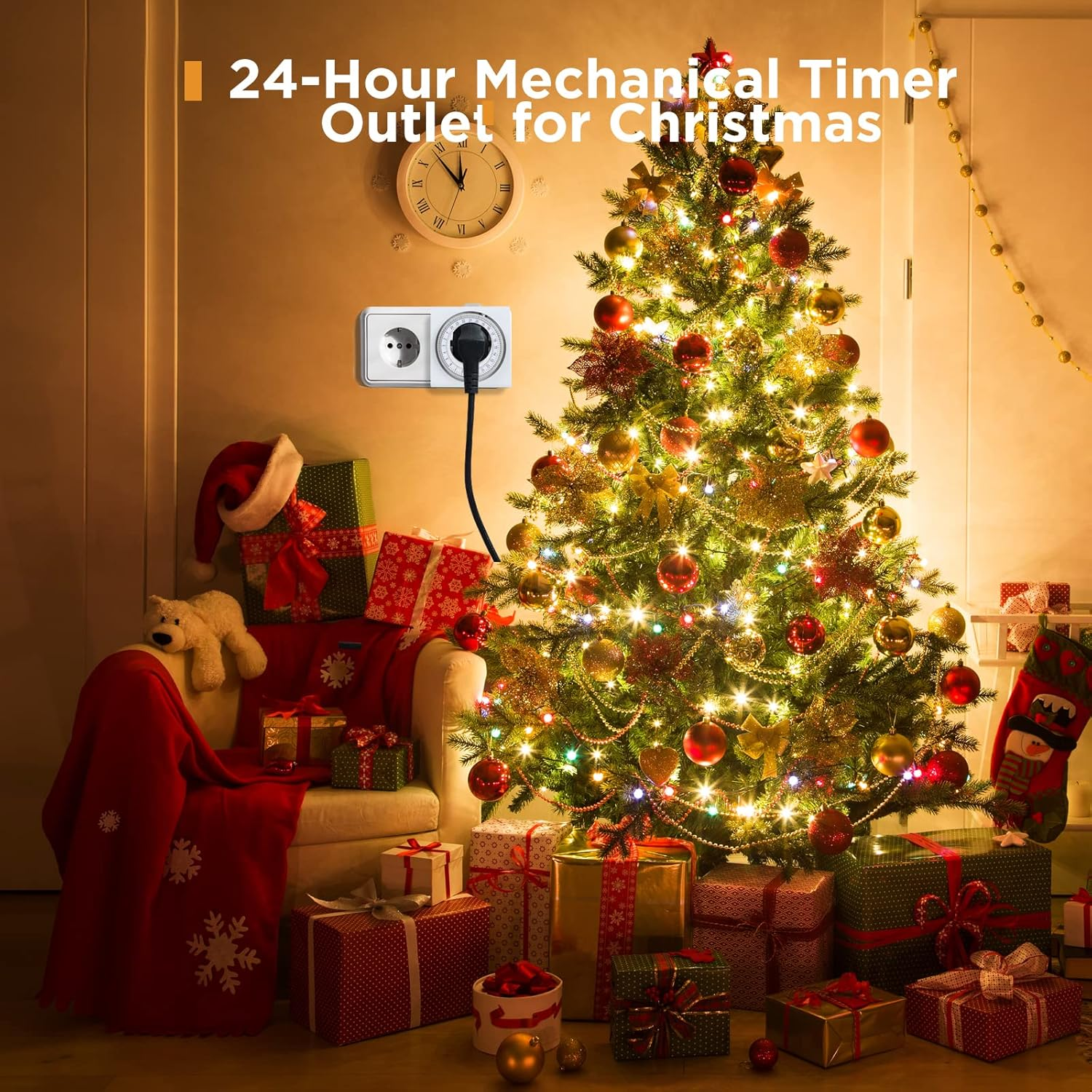 Weihnachtsbaum mit Lichtern, Geschenken, Steckdose mit Zeitschalter, Weihnachtsmütze, Teddybär und Uhr. Festliche Urlaubsszene.