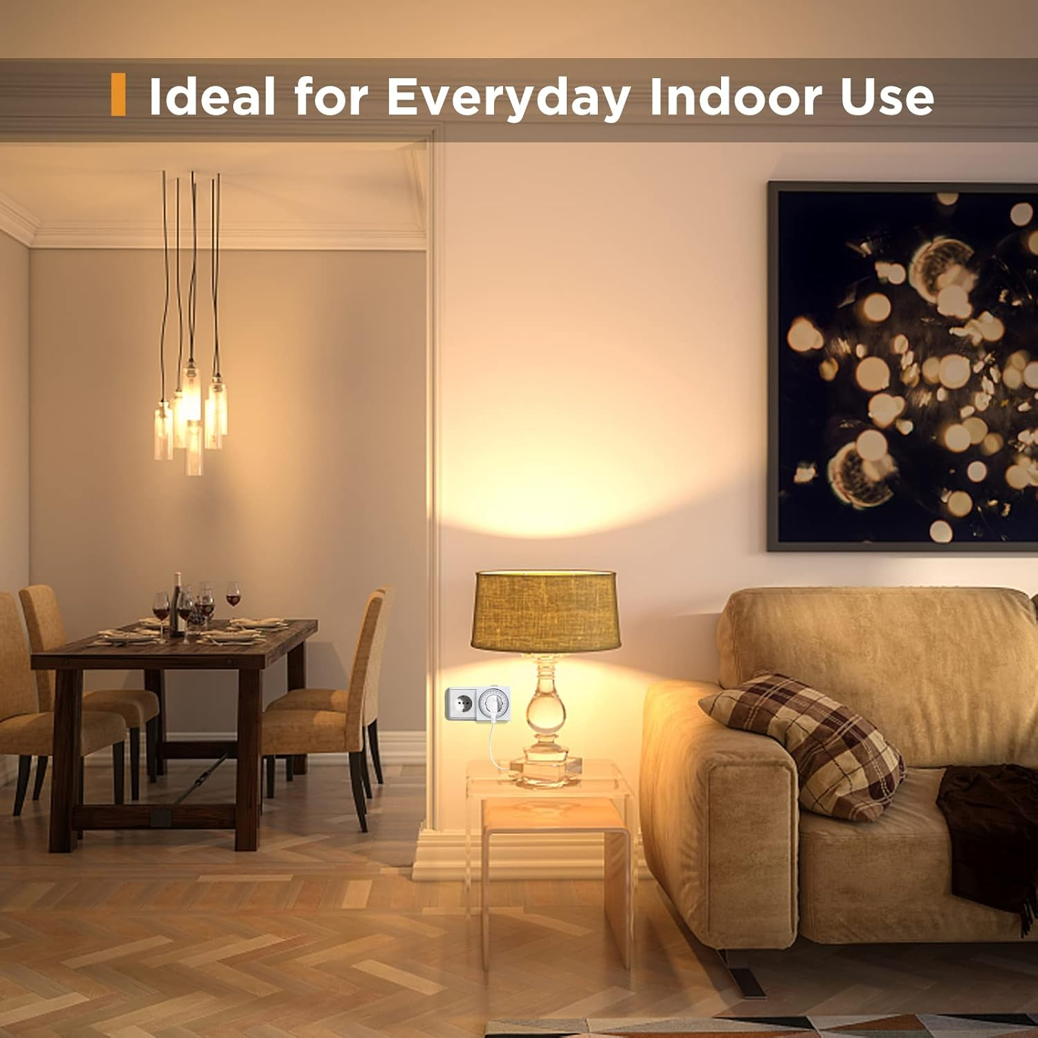 Wohnzimmer mit Sofa, Tischlampe, Esstisch und Kunstwerk. Warme Beleuchtung schafft eine gemütliche Atmosphäre. Dekorative Lichter hängen.