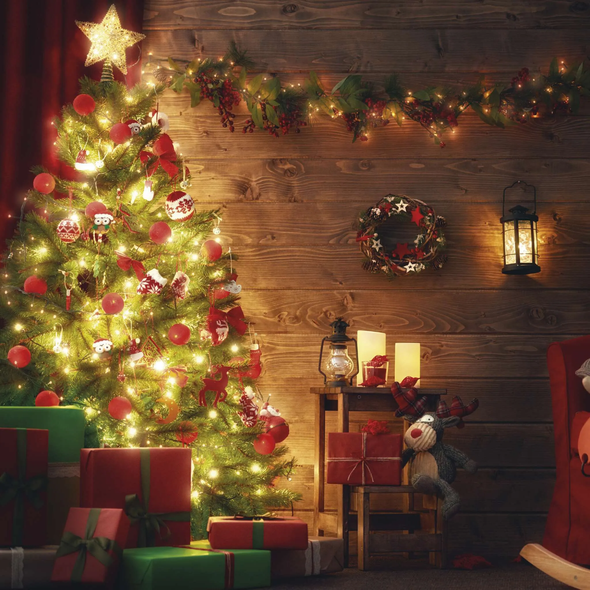Ein geschmückter Weihnachtsbaum mit Lichtern und Ornamenten. Geschenke liegen unter dem Baum. Eine festliche Szene mit Holzgrund.