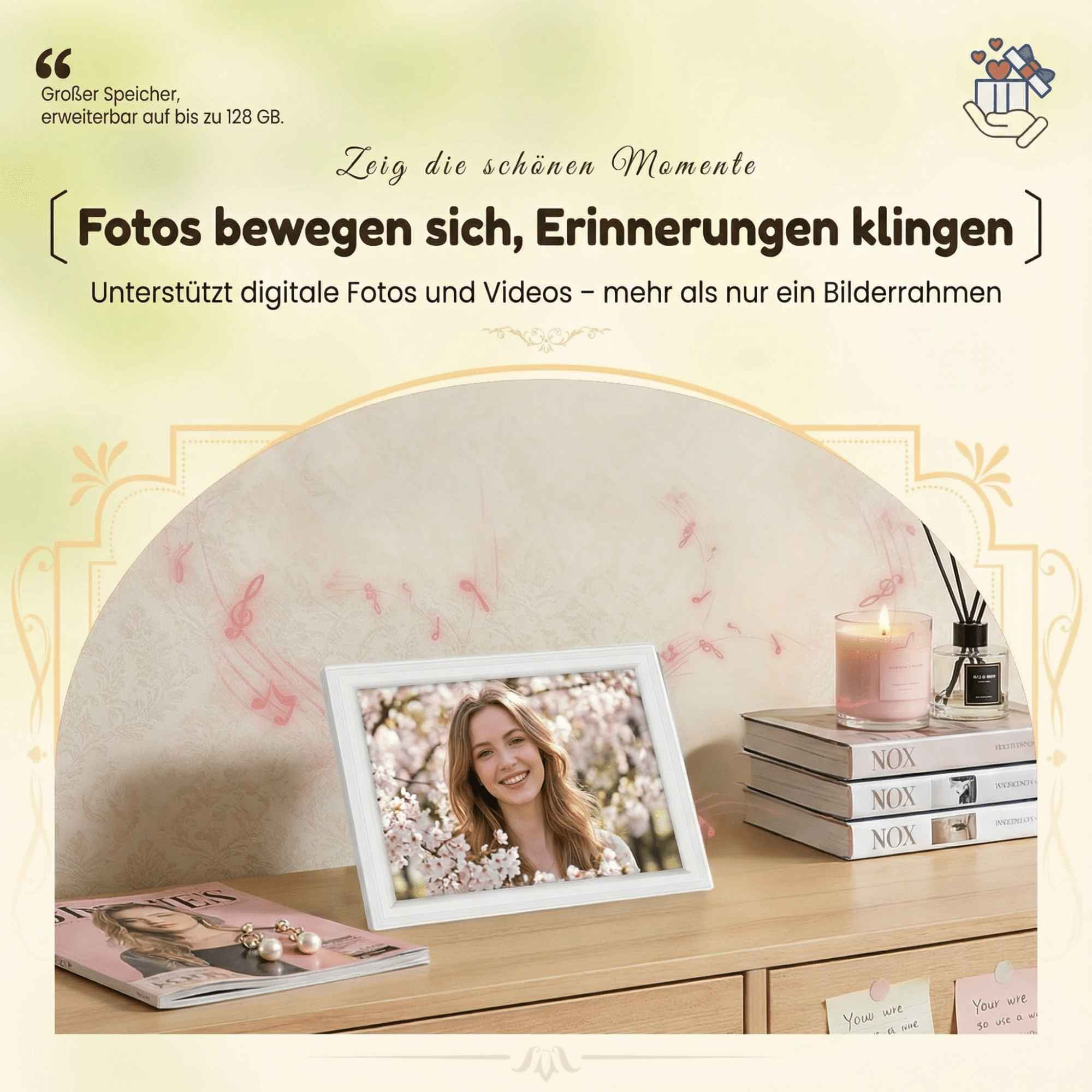 Ein digitaler Fotorahmen zeigt eine lächelnde Frau. Auf einer Holzoberfläche liegen Bücher, Kerzen und eine Zeitschrift.