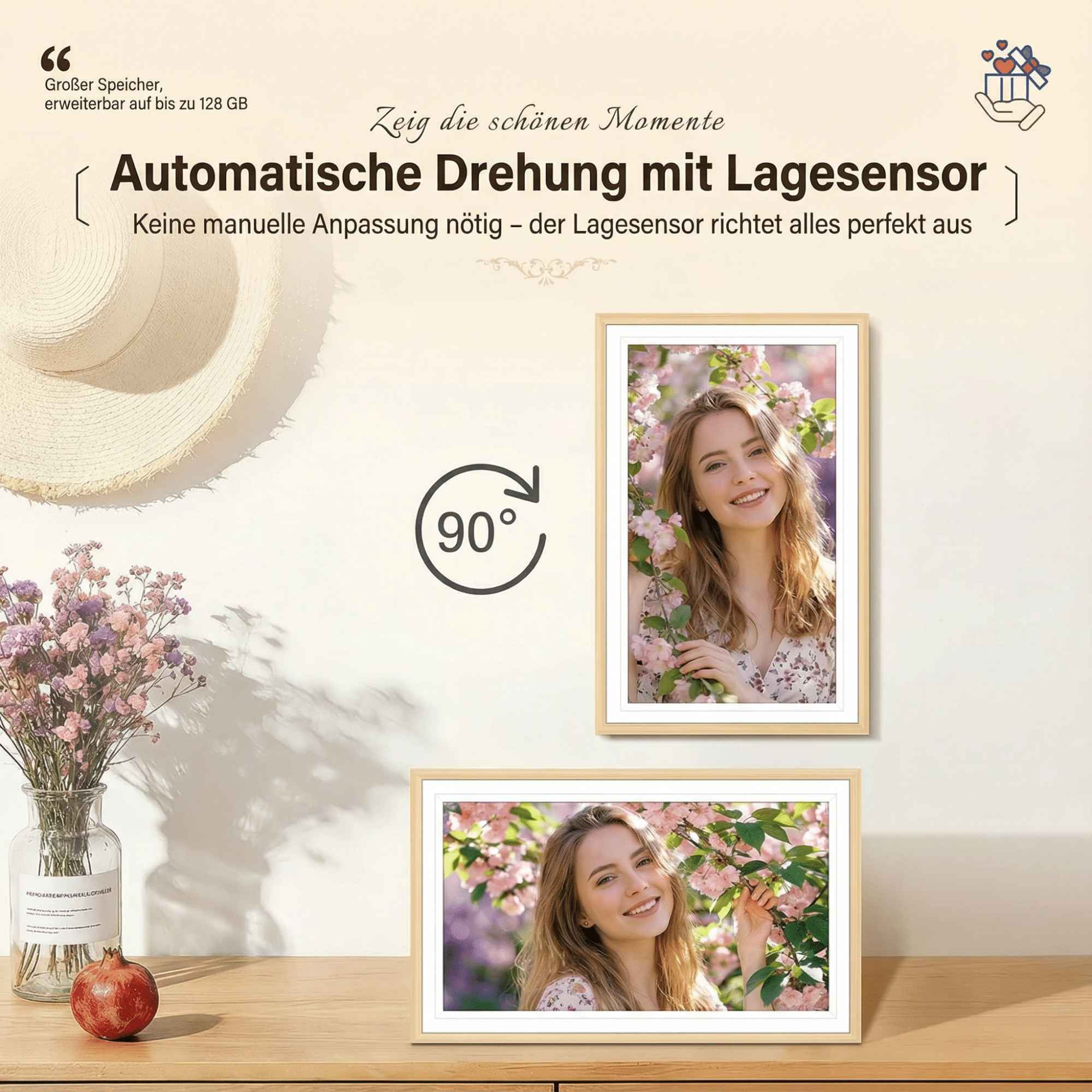 Zwei gerahmte Fotos einer Frau mit rosa Blumen; ein Hut und Blumen stehen auf einem Holztisch.