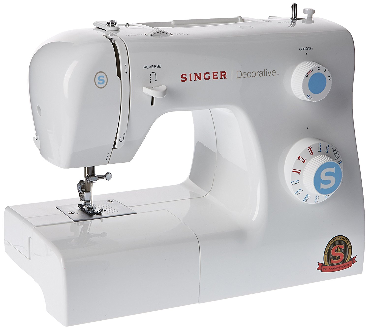 Una máquina de coser Singer blanca. Tiene diales, una aguja y el logotipo de Singer. Está sobre una superficie blanca.