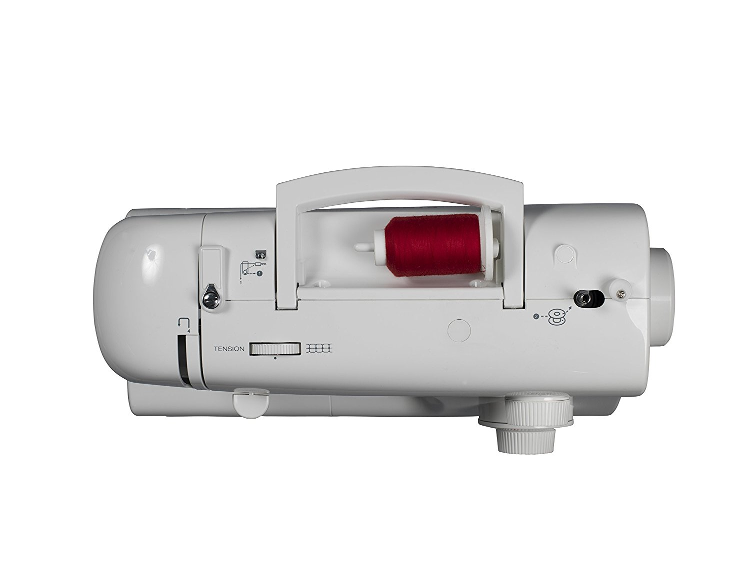 Una máquina de coser blanca con un carrete de hilo rojo. Tiene controles de tensión y un asa.