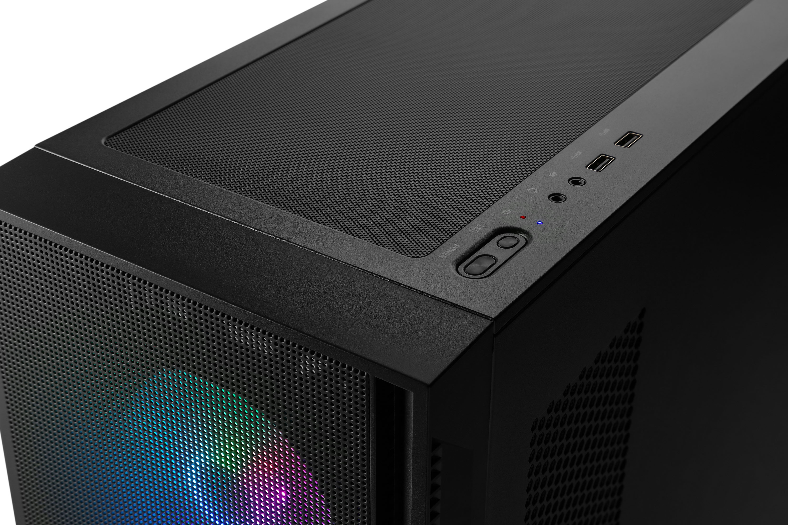 Zwarte computerkast. Het heeft een mesh voorkant, een aan/uit-knop en USB-poorten. LED's zijn zichtbaar. De kast is schuin.