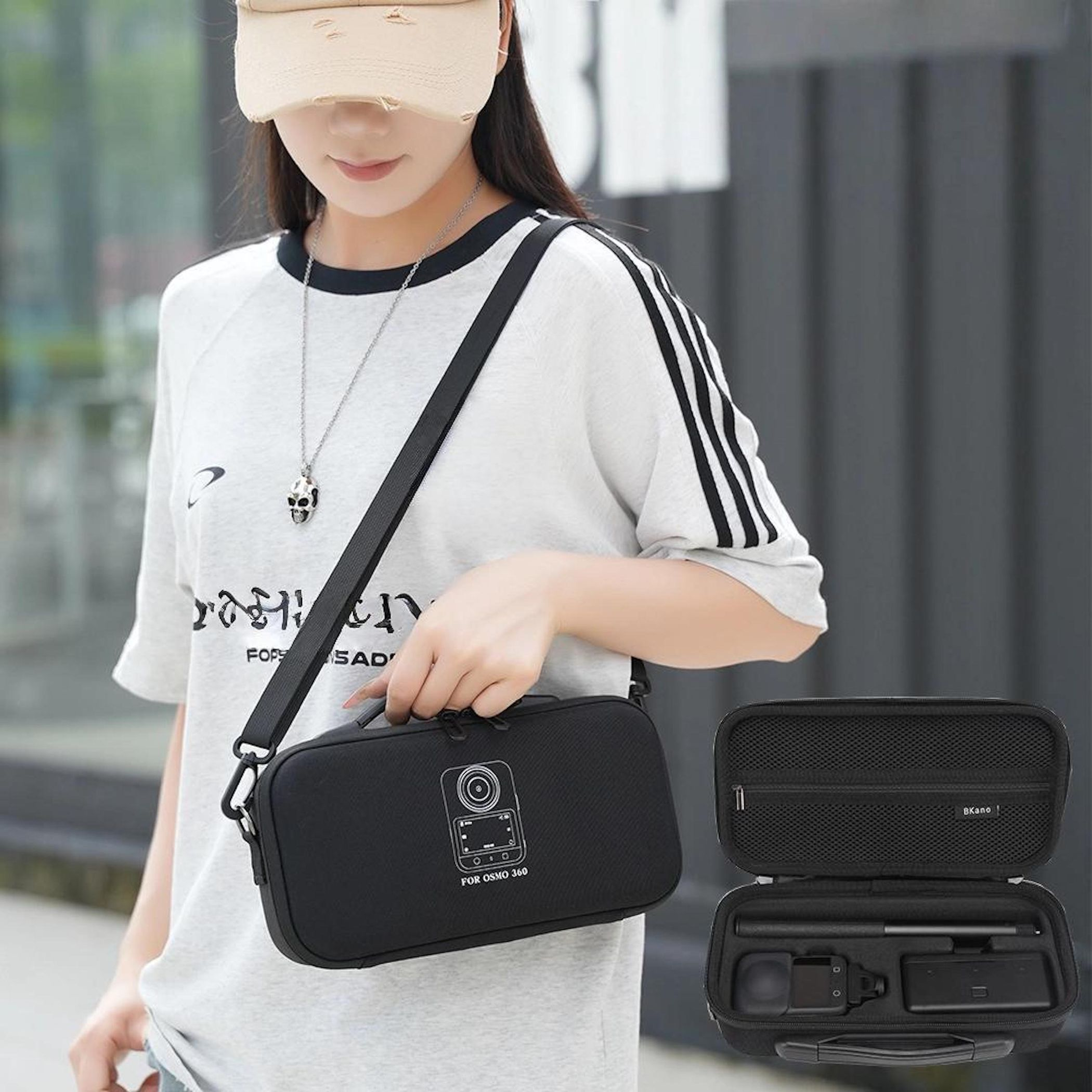 Eine Frau hält eine schwarze Tasche mit Kamera-Logo, trägt eine Kappe und ein gestreiftes Hemd. Ein offener Koffer ist zu sehen.