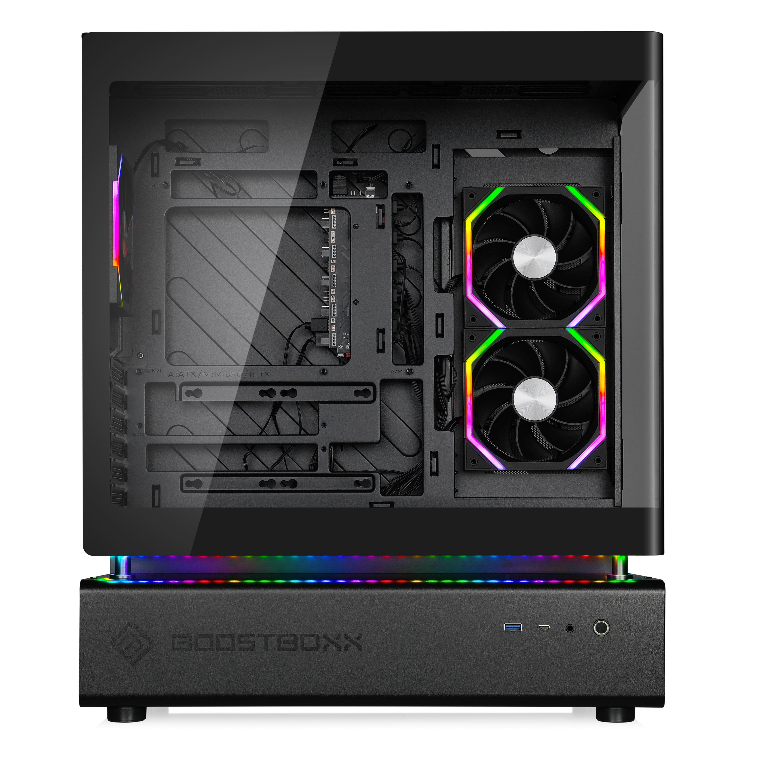 Ein Computergehäuse mit Glasseitenwand. Es hat Lüfter mit RGB-Beleuchtung und ein BOOSTBOXX-Logo.
