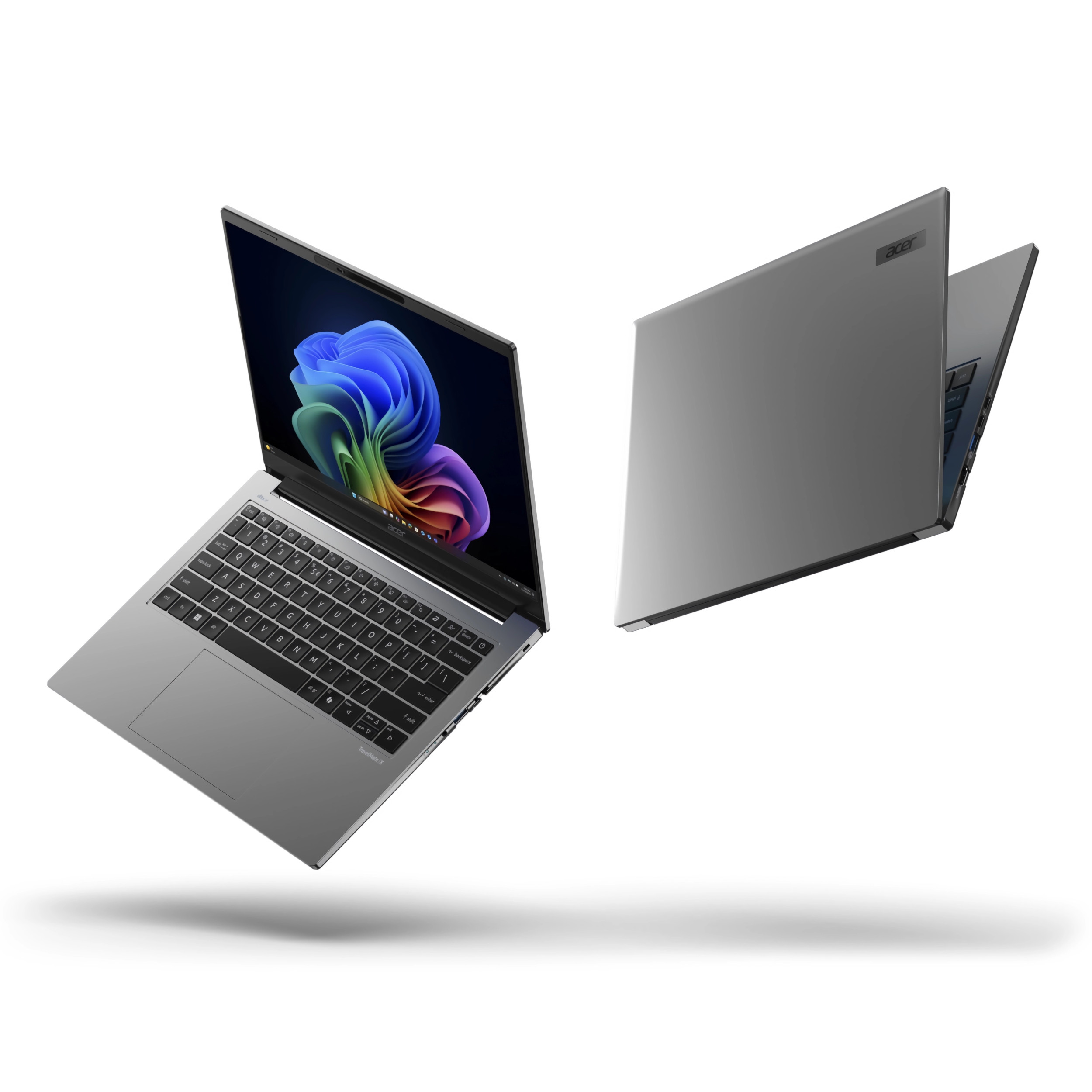 Zwei silberne Acer-Laptops in der Luft. Einer geöffnet, mit farbigem Bild. Der andere ist geschlossen.