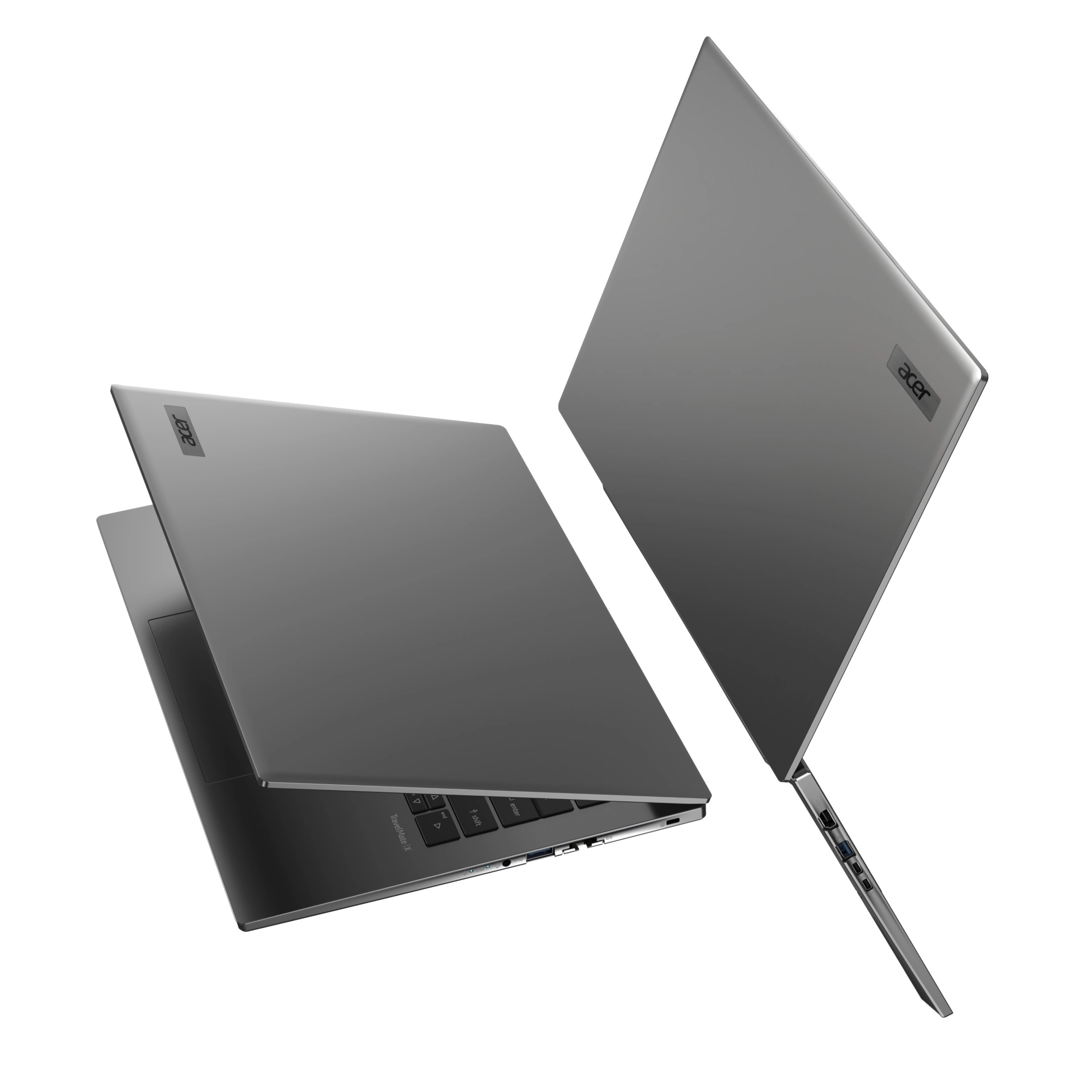 Deux ordinateurs portables Acer gris sont ouverts, inclinés sur fond blanc.